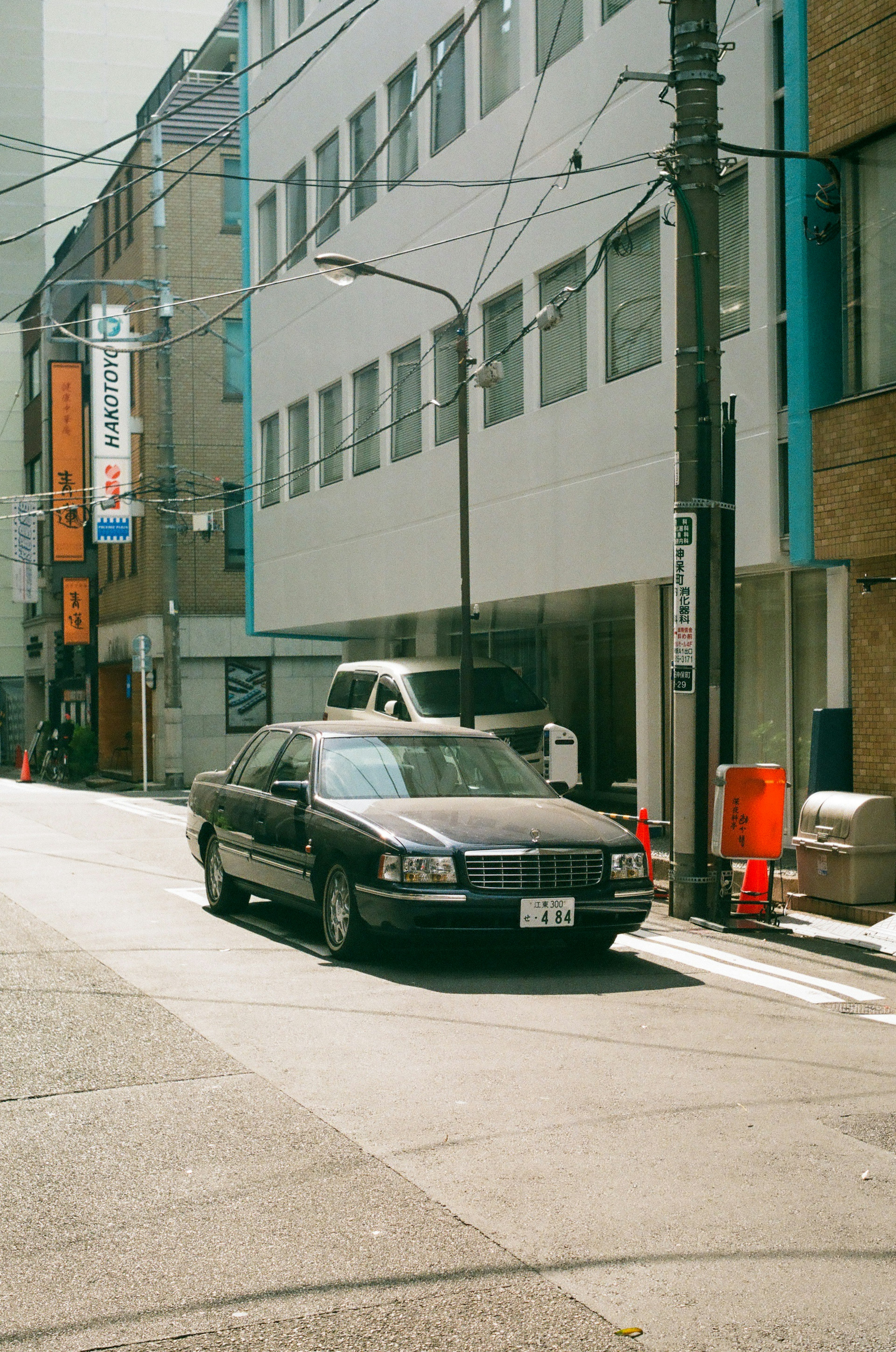 黒い車が道路を走っている都市の風景