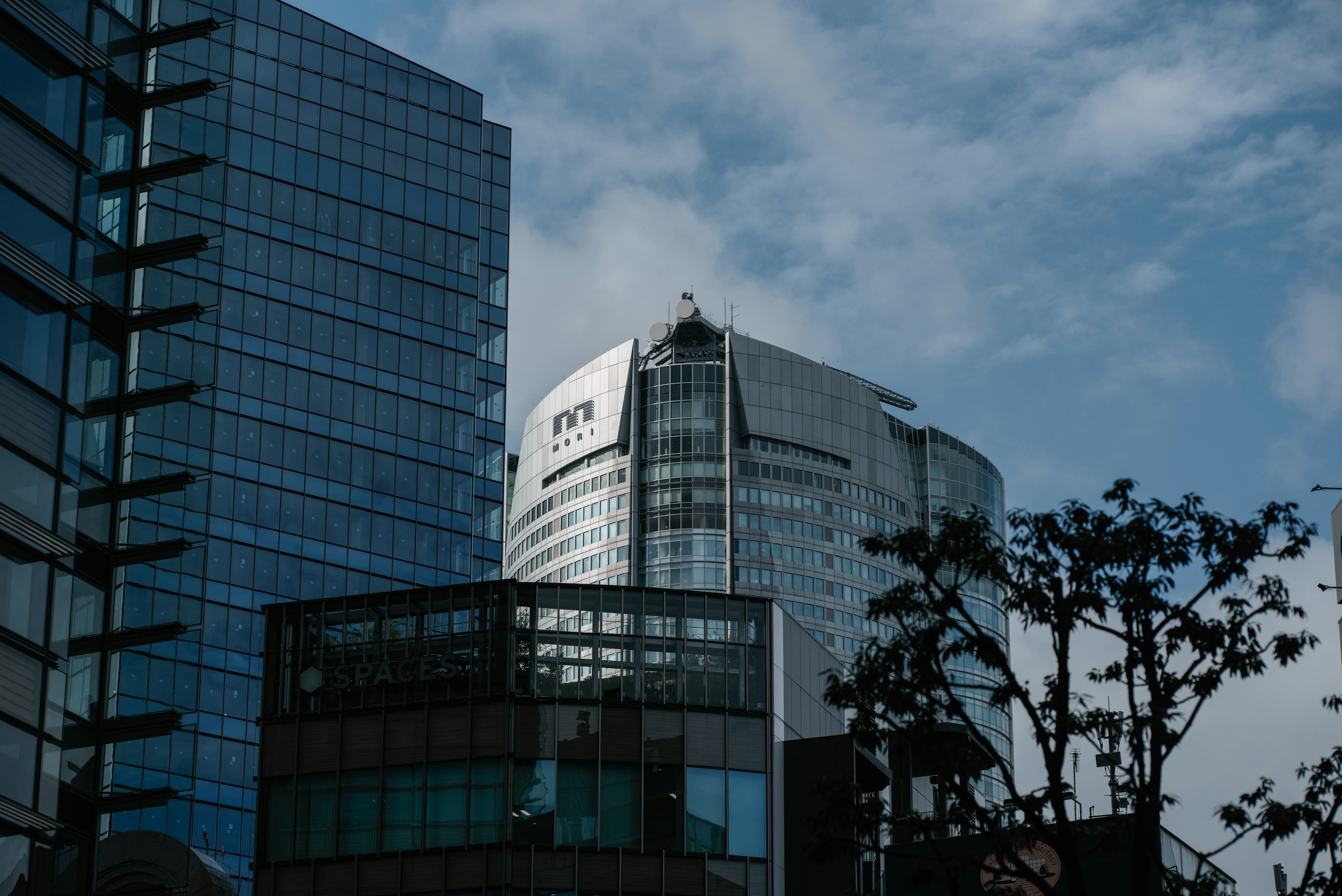 高層ビルとガラスのファサードが特徴的な都市の風景