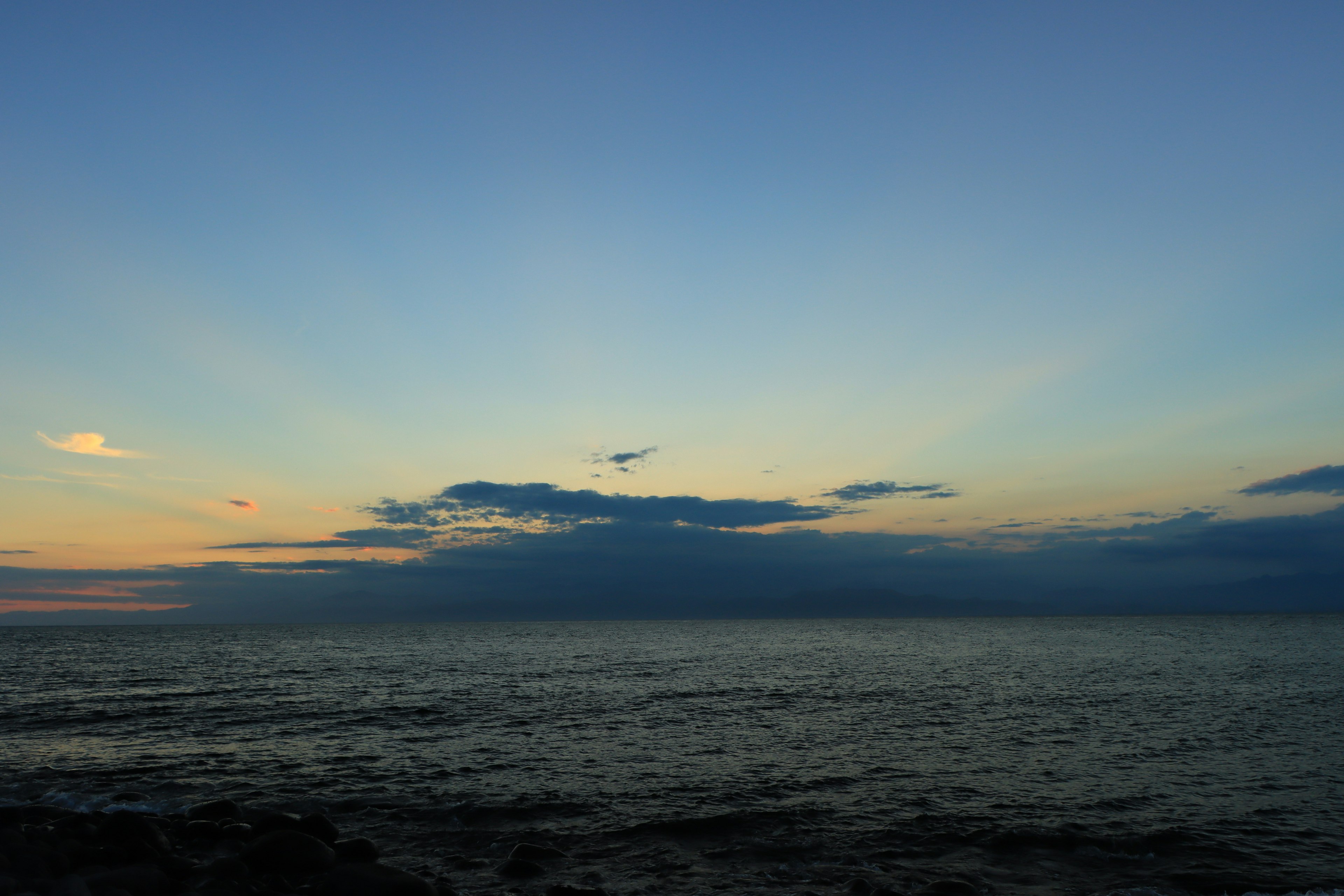 Paesaggio costiero con cielo blu e nuvole sopra l'oceano