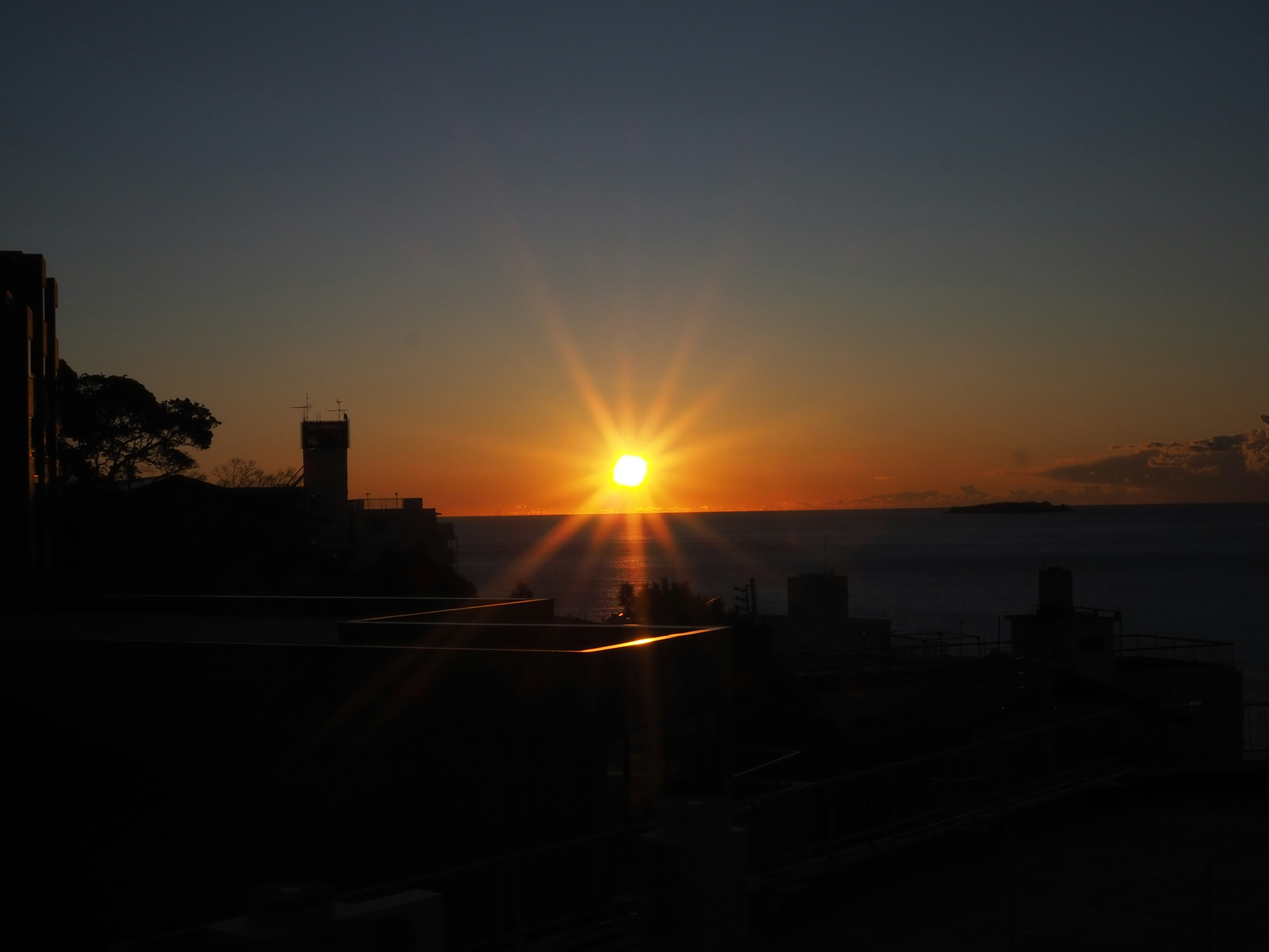 Bellissimo paesaggio del sole che tramonta all'orizzonte