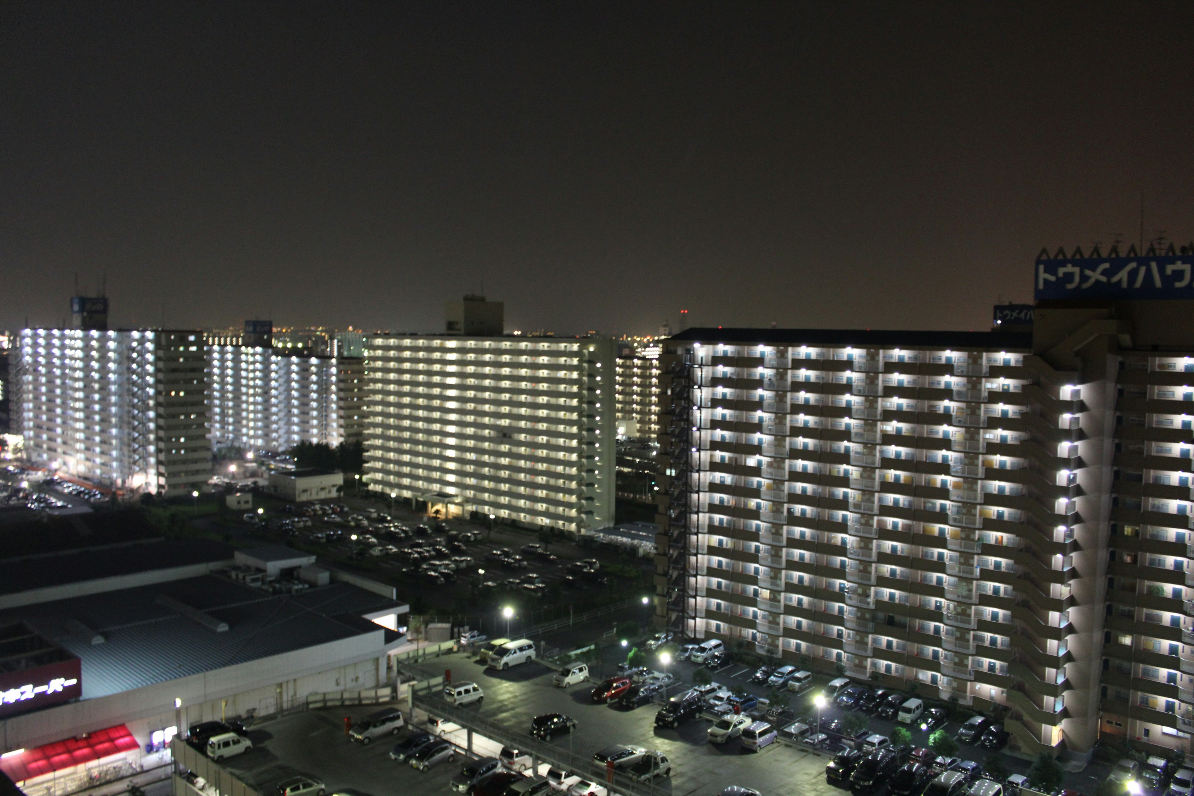 夜景，高层建筑和照明停车场