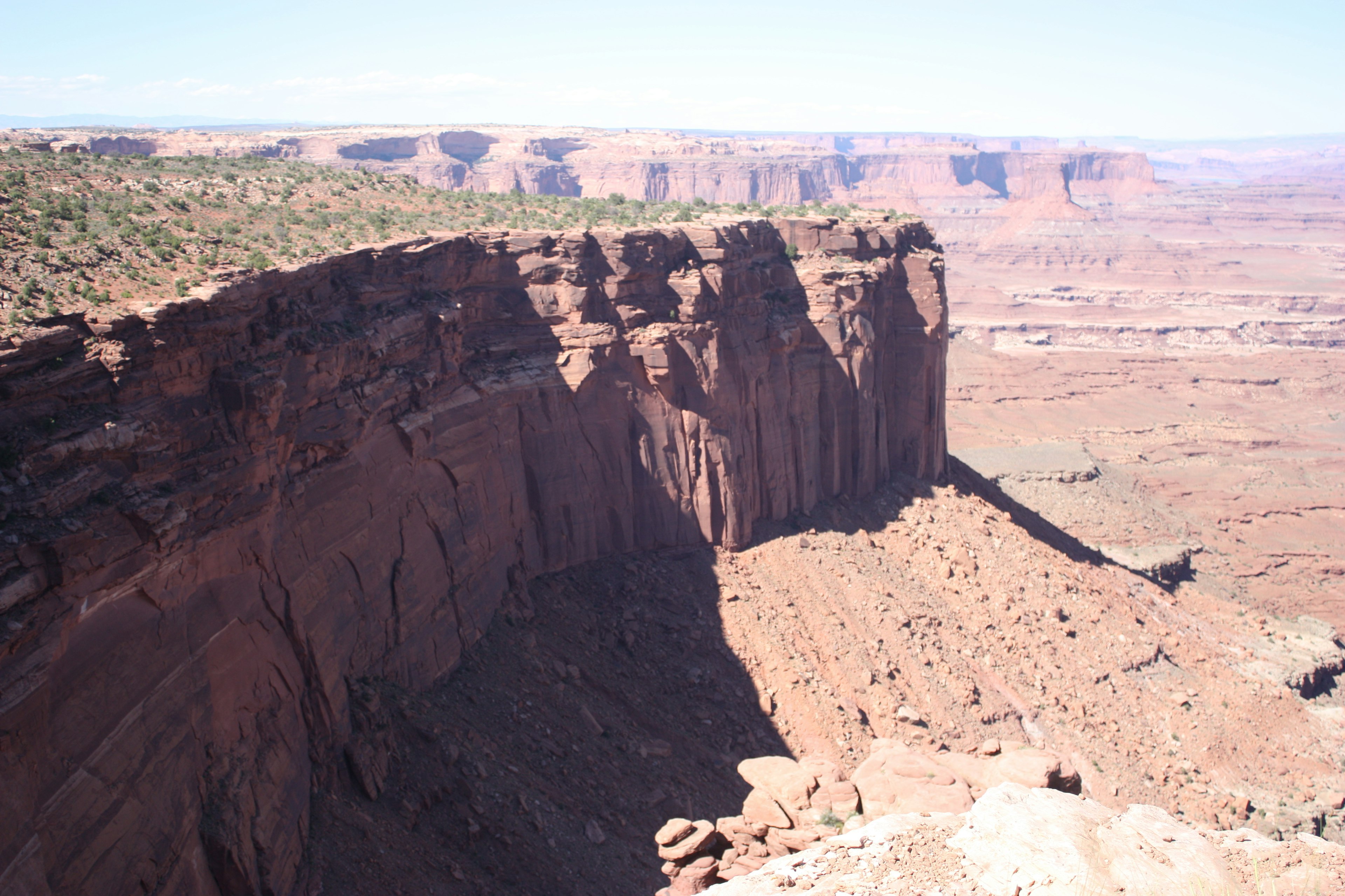 Scogliere rosse e vista su un ampio canyon