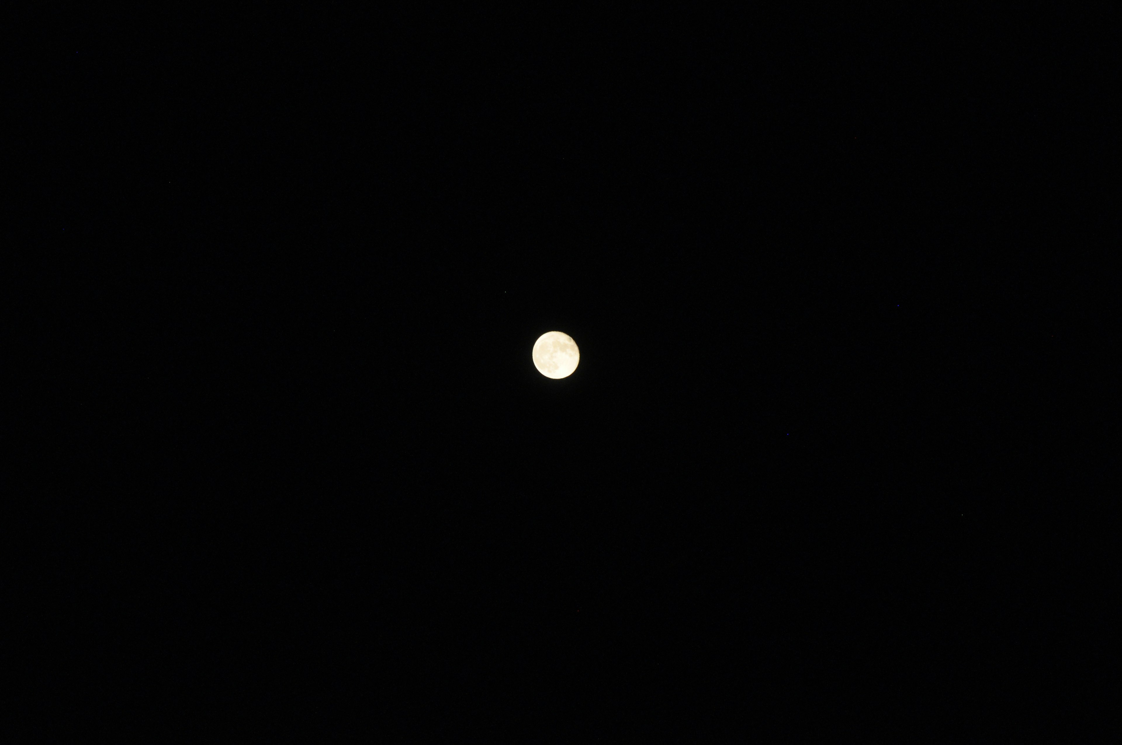 Bulan terang di langit gelap