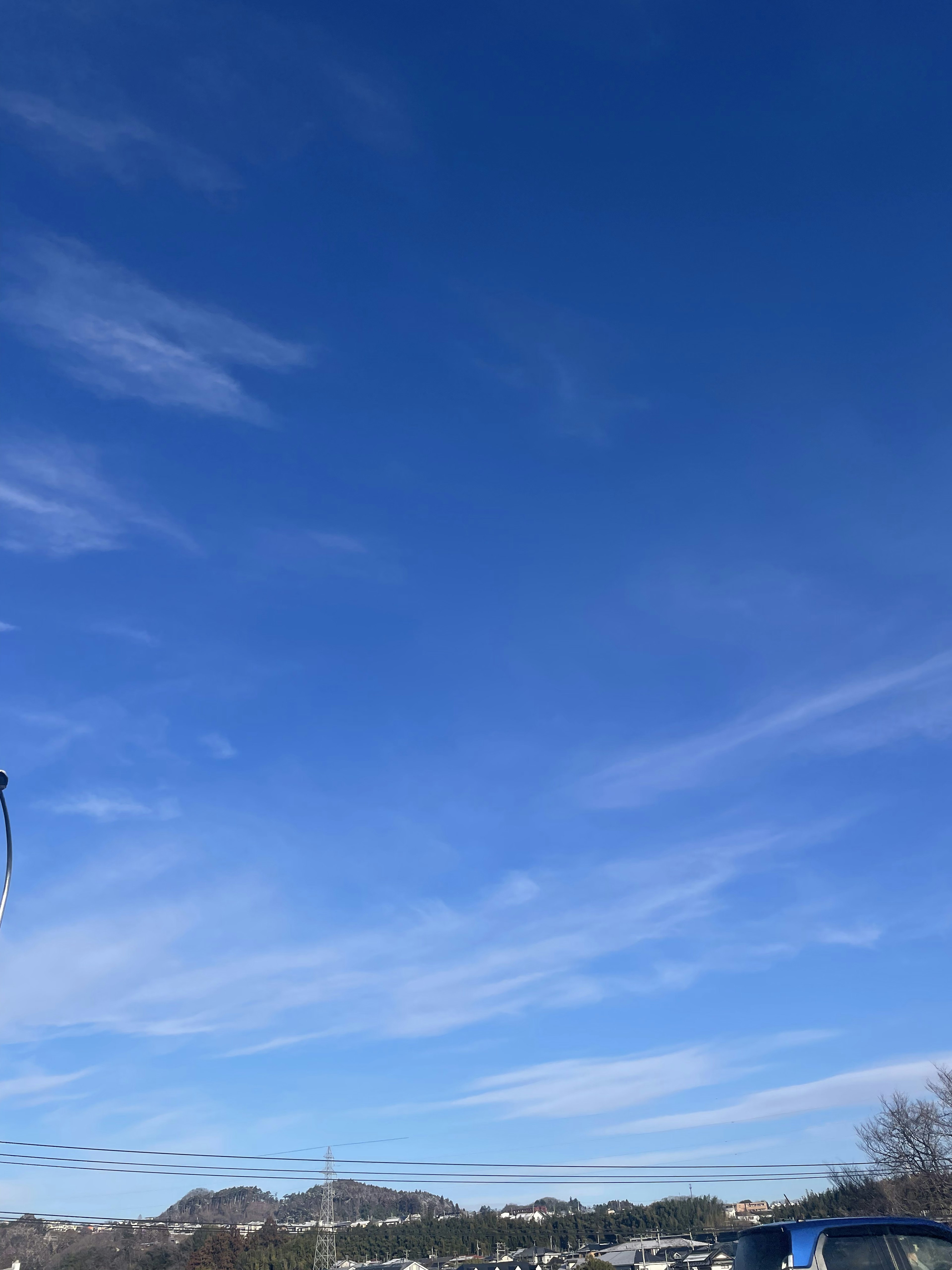 Ampio cielo blu con nuvole sottili