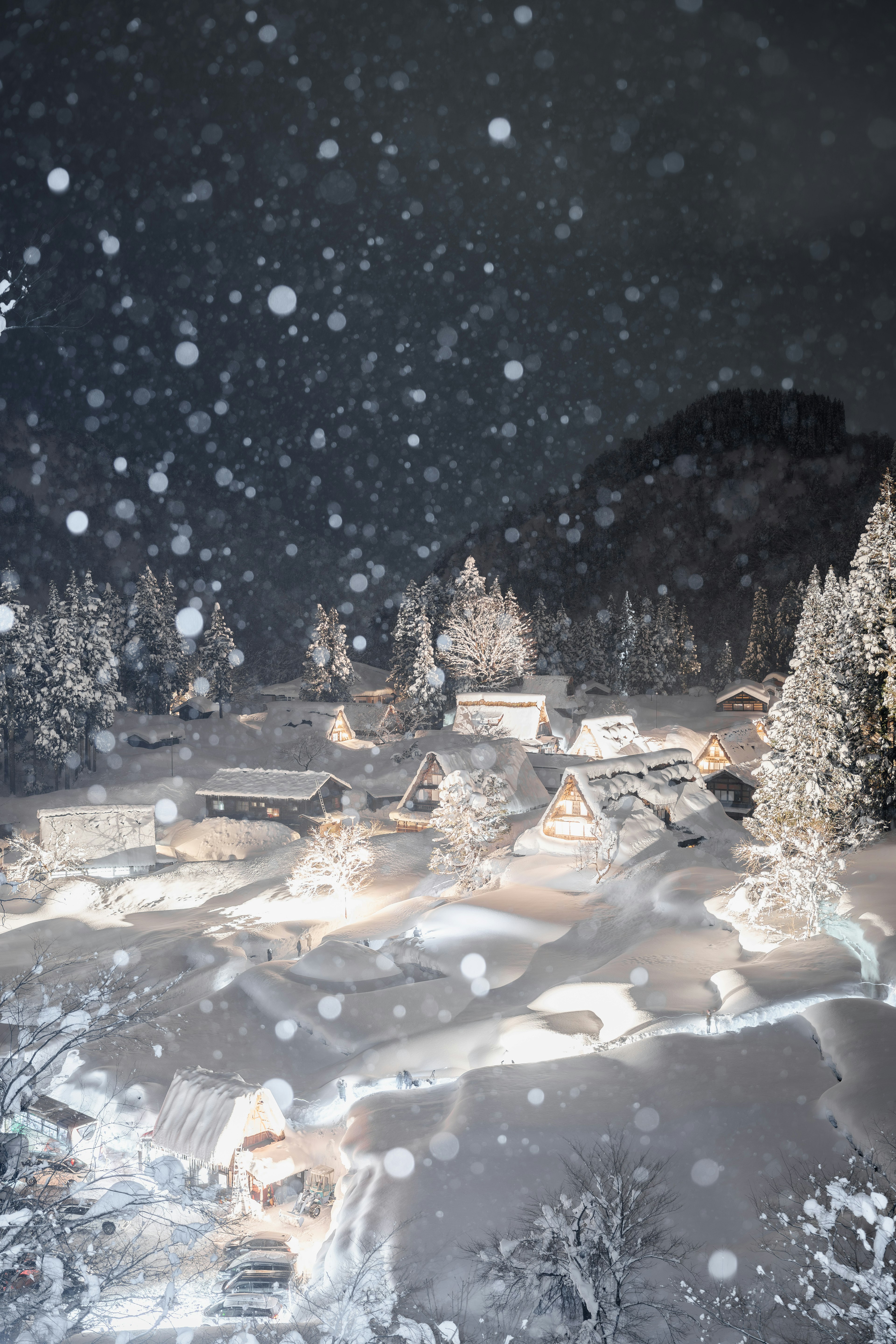 Vue nocturne d'un village enneigé avec des lumières vives