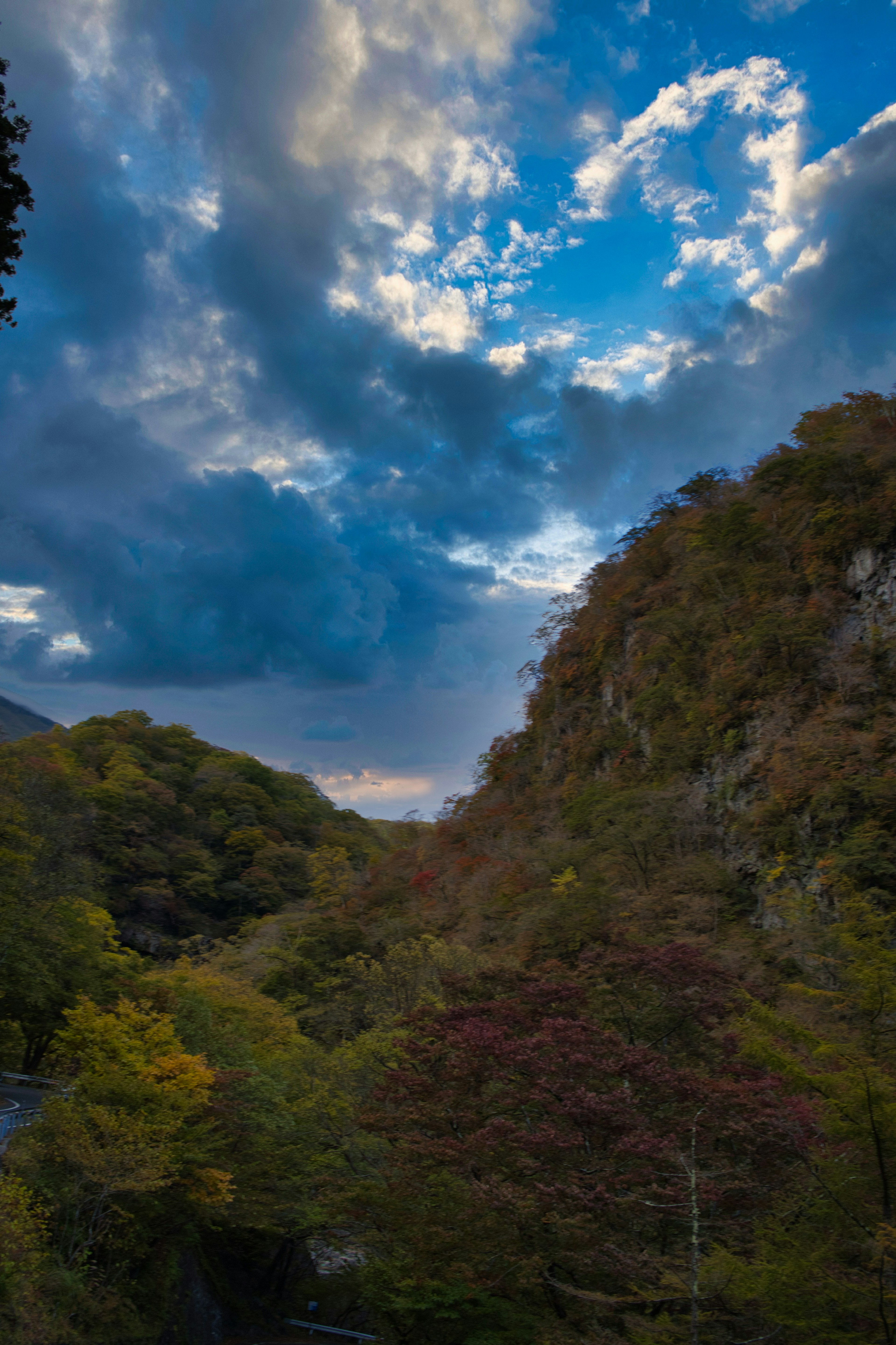 Valle de otoño rodeada de cielo azul y nubes