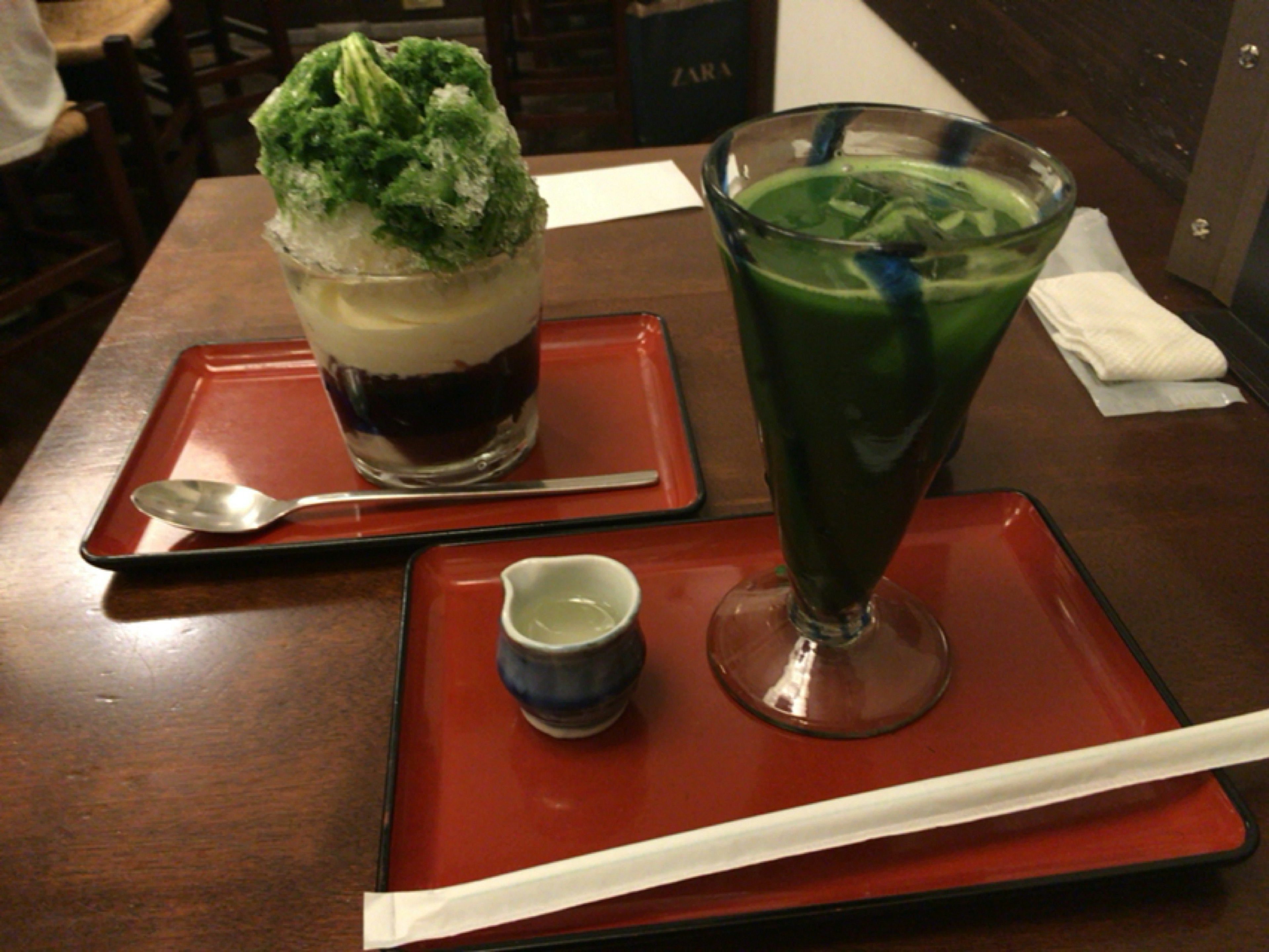 Granita al matcha e bevanda al tè verde su un tavolo