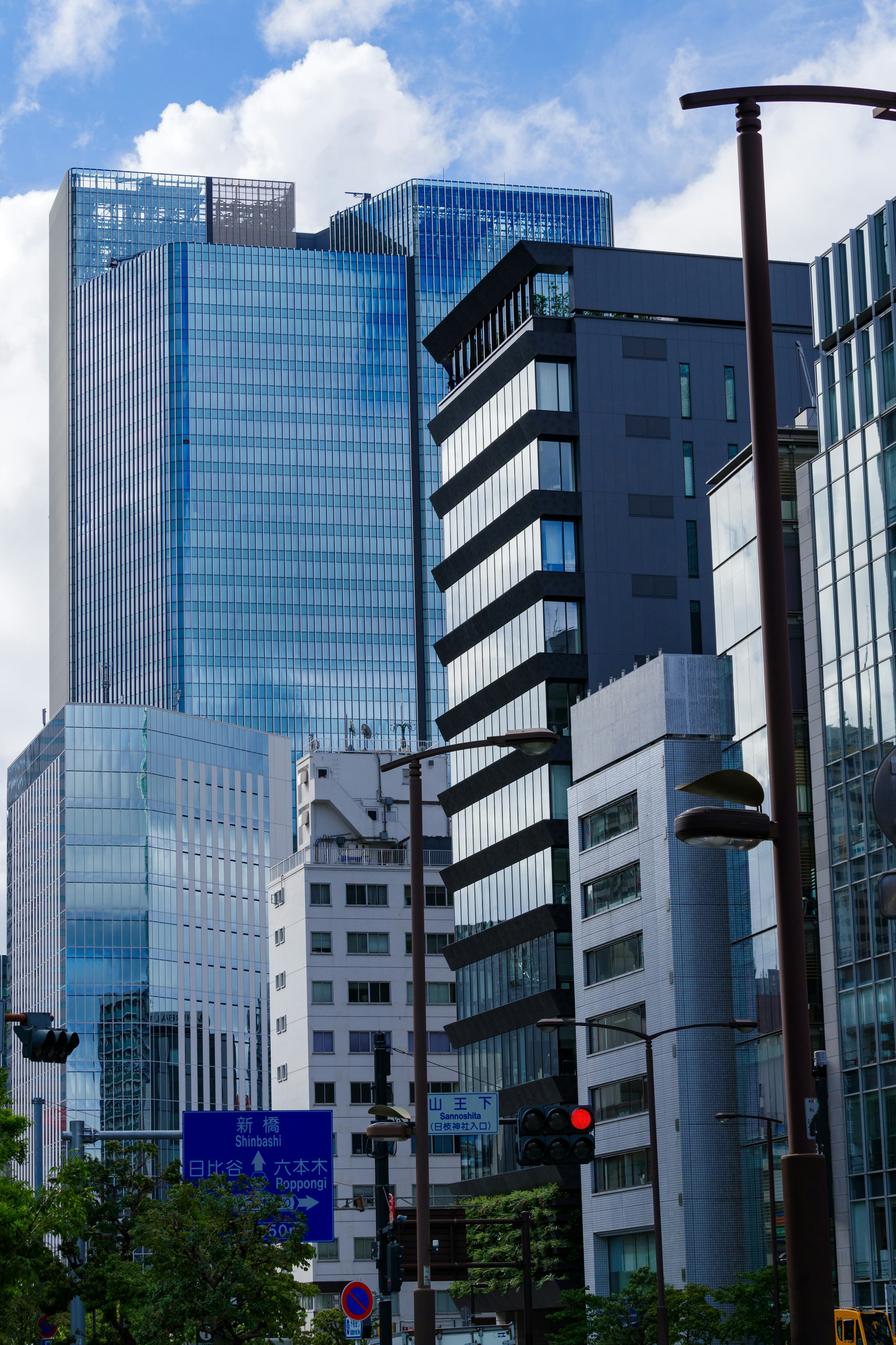 Paysage urbain avec des immeubles de grande hauteur et un ciel bleu