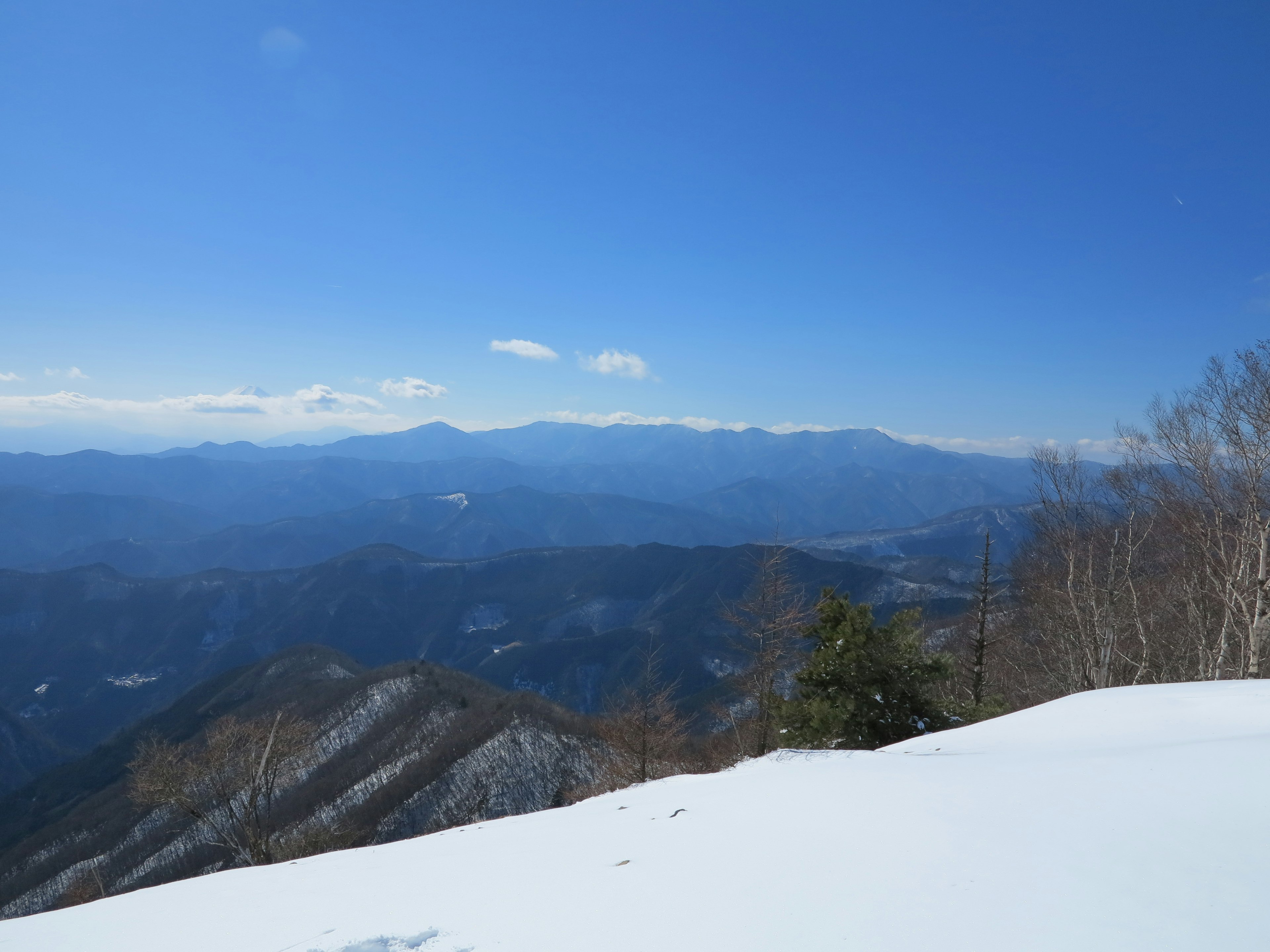 被雪覆盖的山脉和晴朗的蓝天