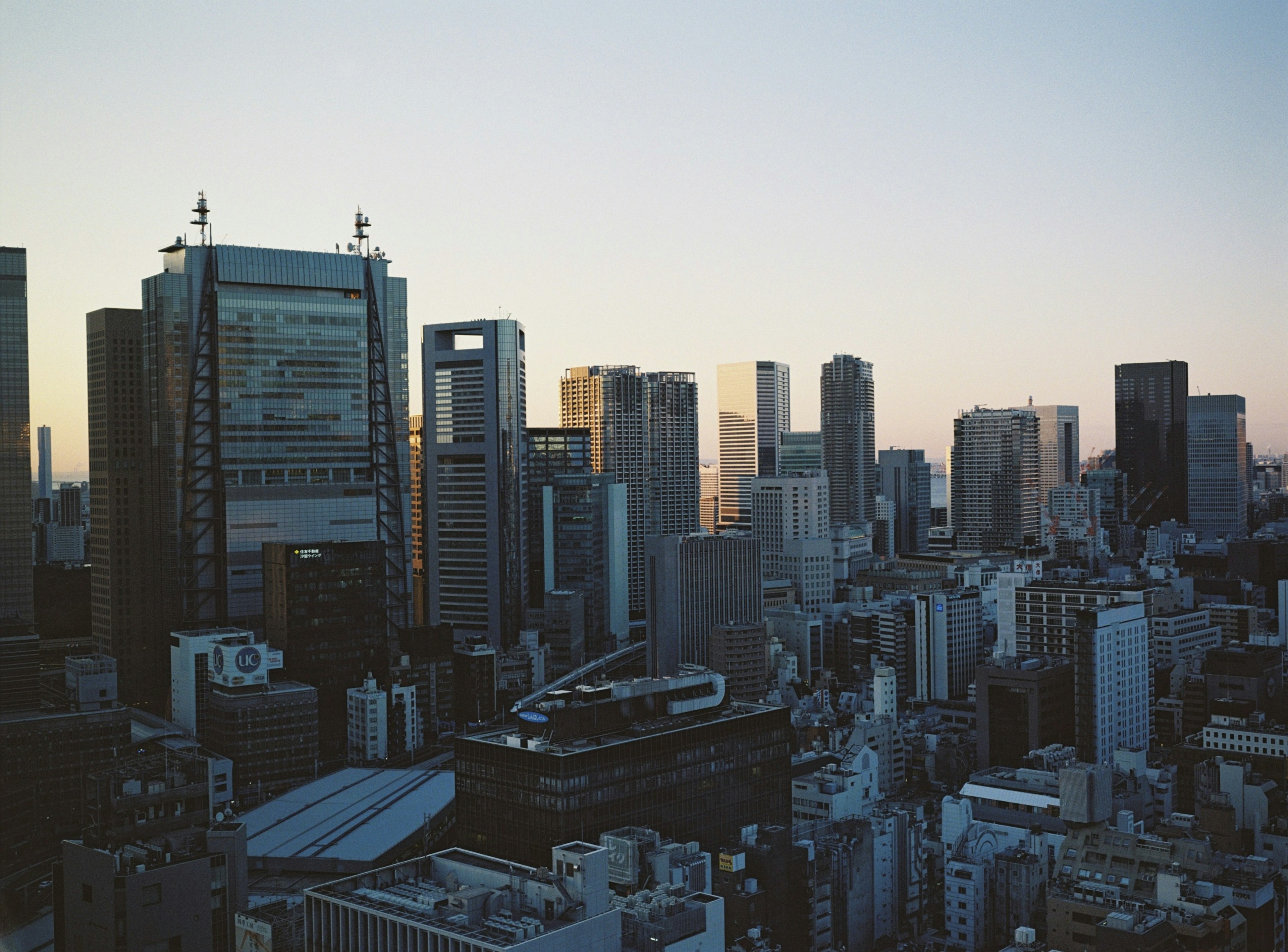 Stadtansicht der Wolkenkratzer von Tokio bei Sonnenuntergang