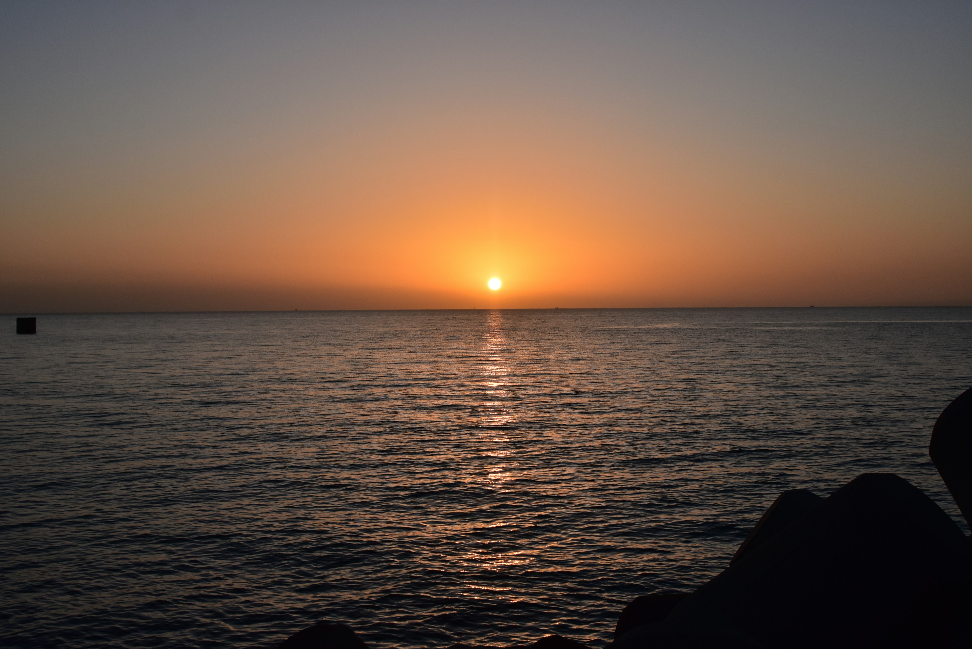 太陽が海に沈む夕焼けの美しい風景