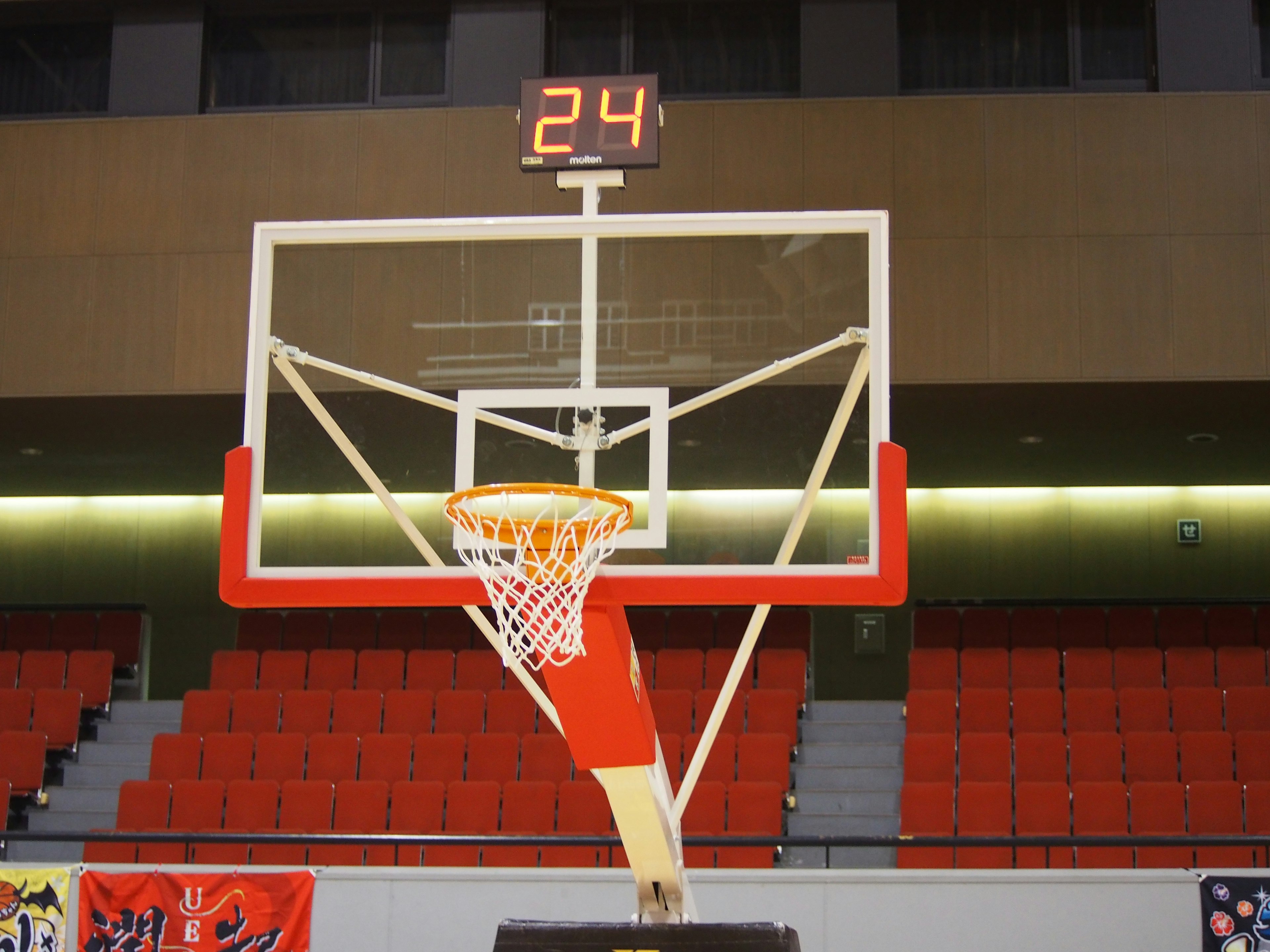 Aro de baloncesto con un cronómetro de 24 segundos