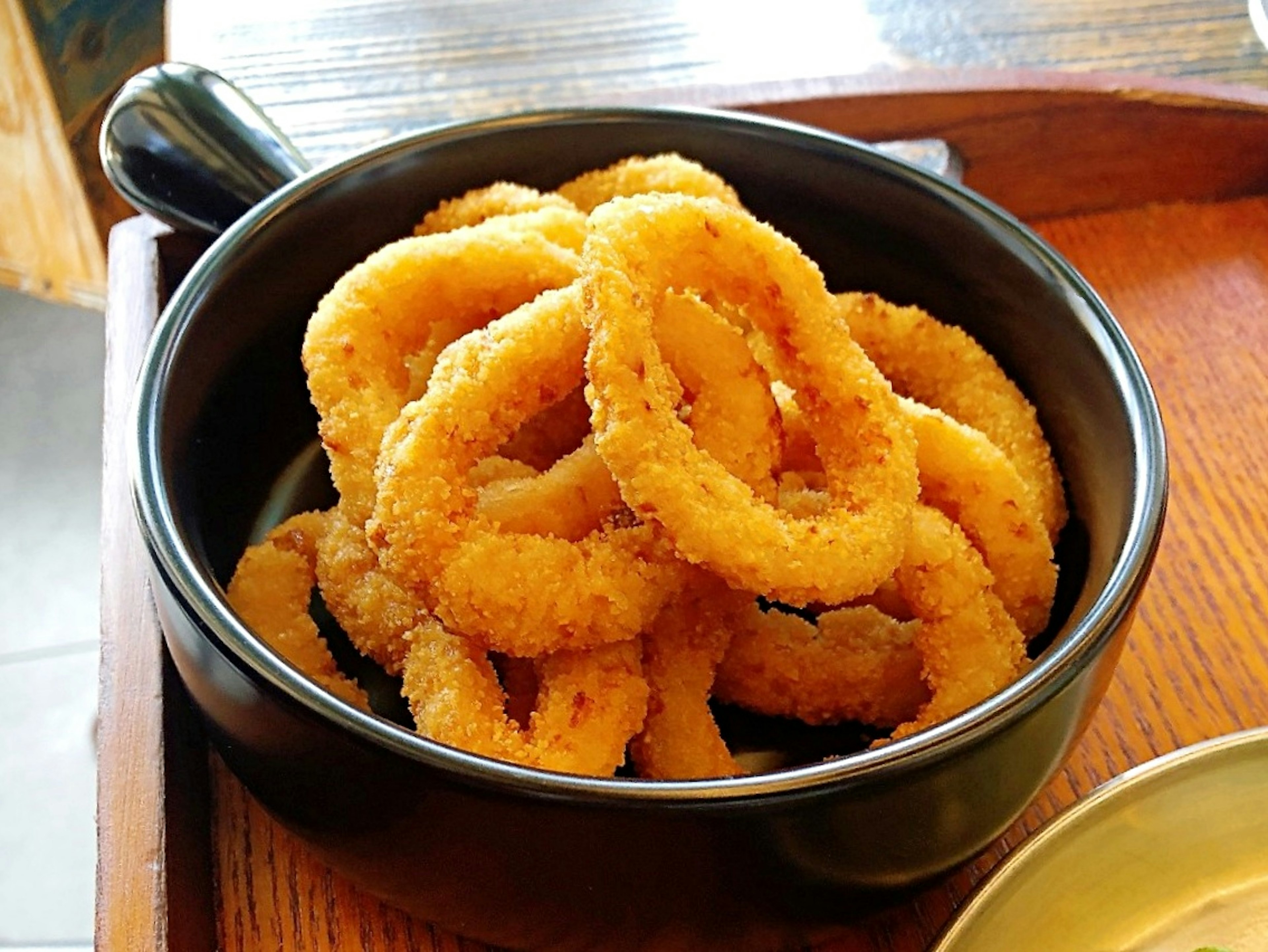 Sebuah mangkuk penuh dengan cincin bawang renyah