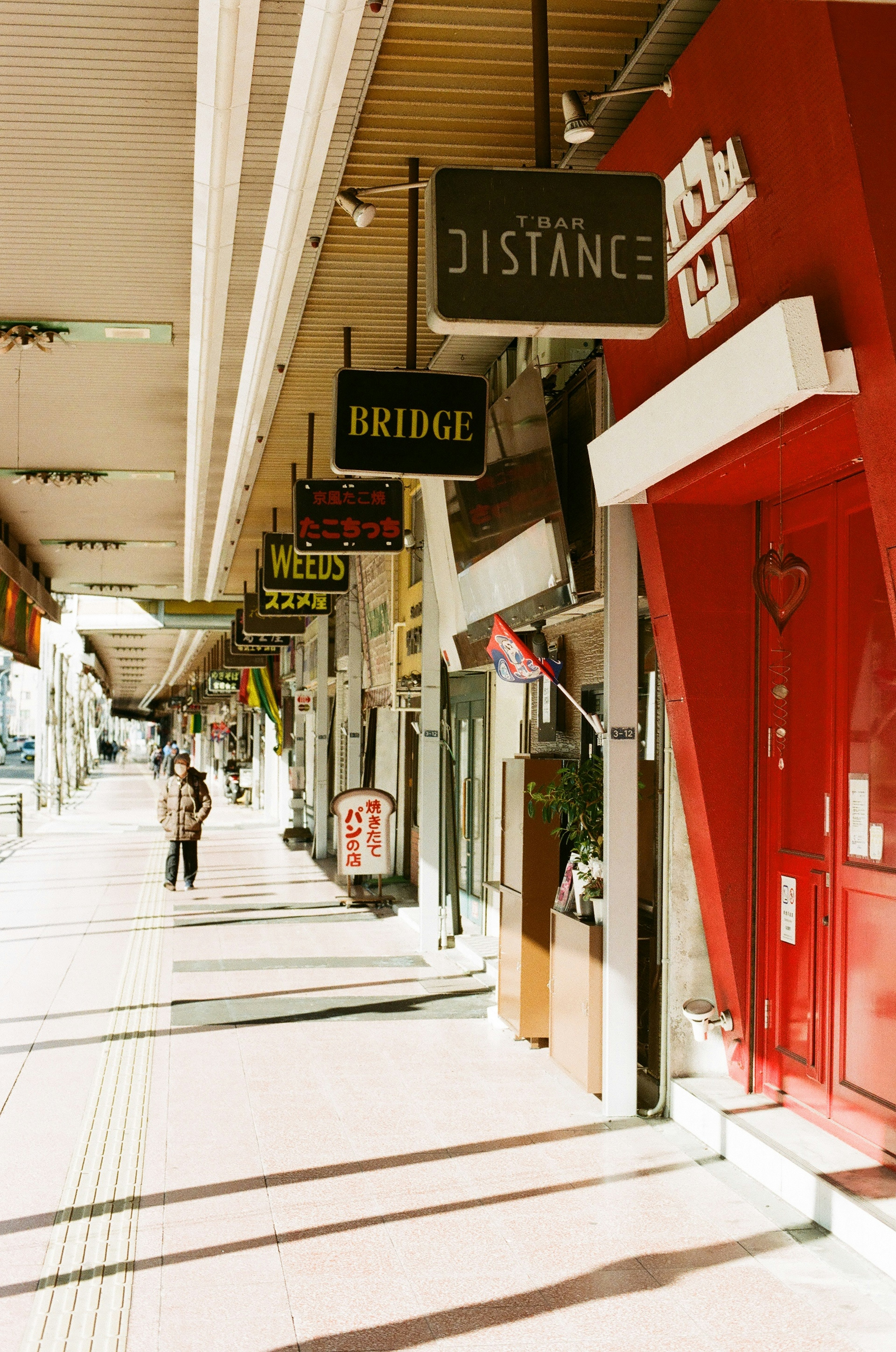 มุมมองถนนของร้านค้าพร้อมอาคารสีแดง