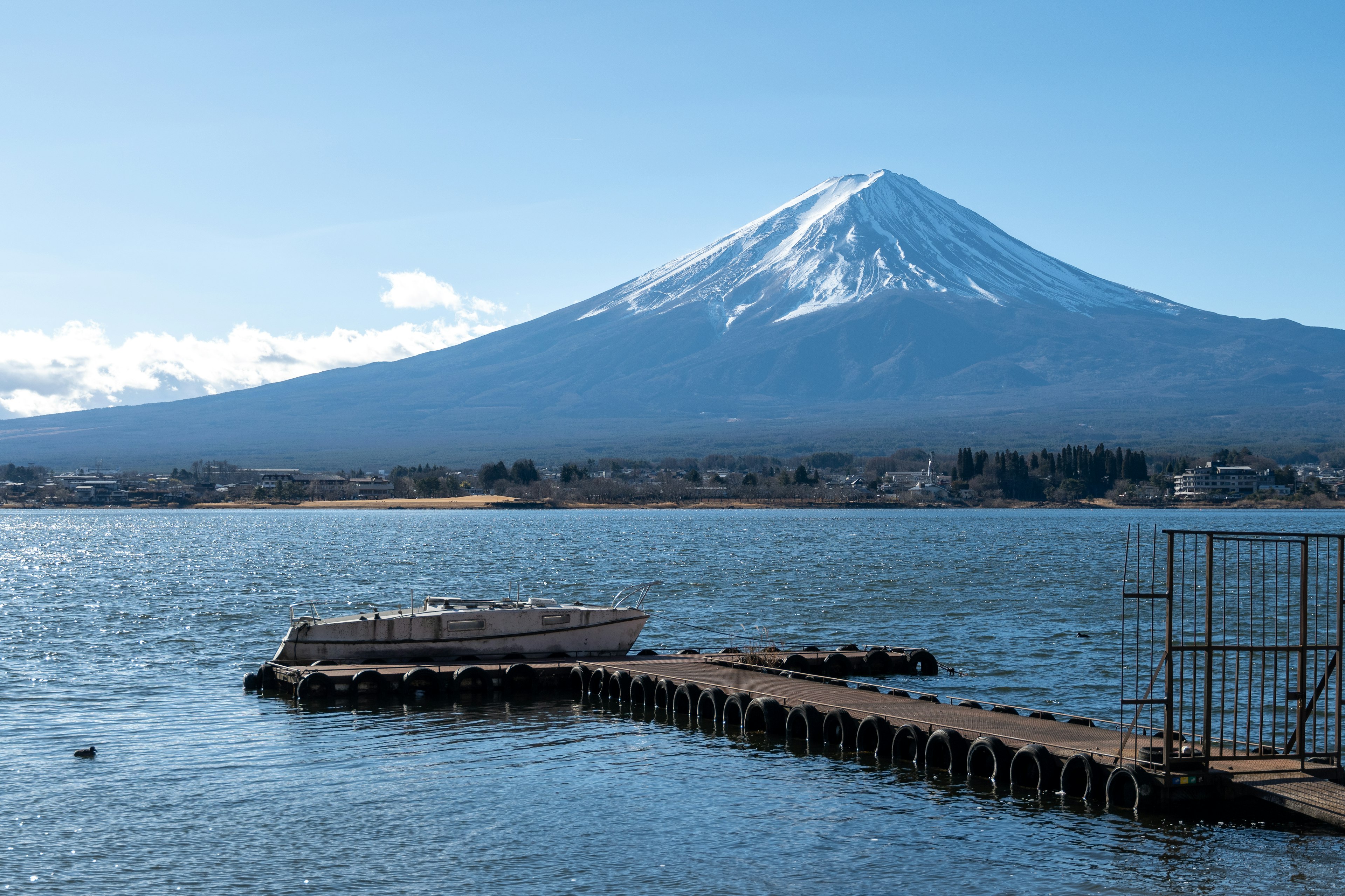 Panoramablick auf den Fuji mit einem ruhigen See und einem Steg