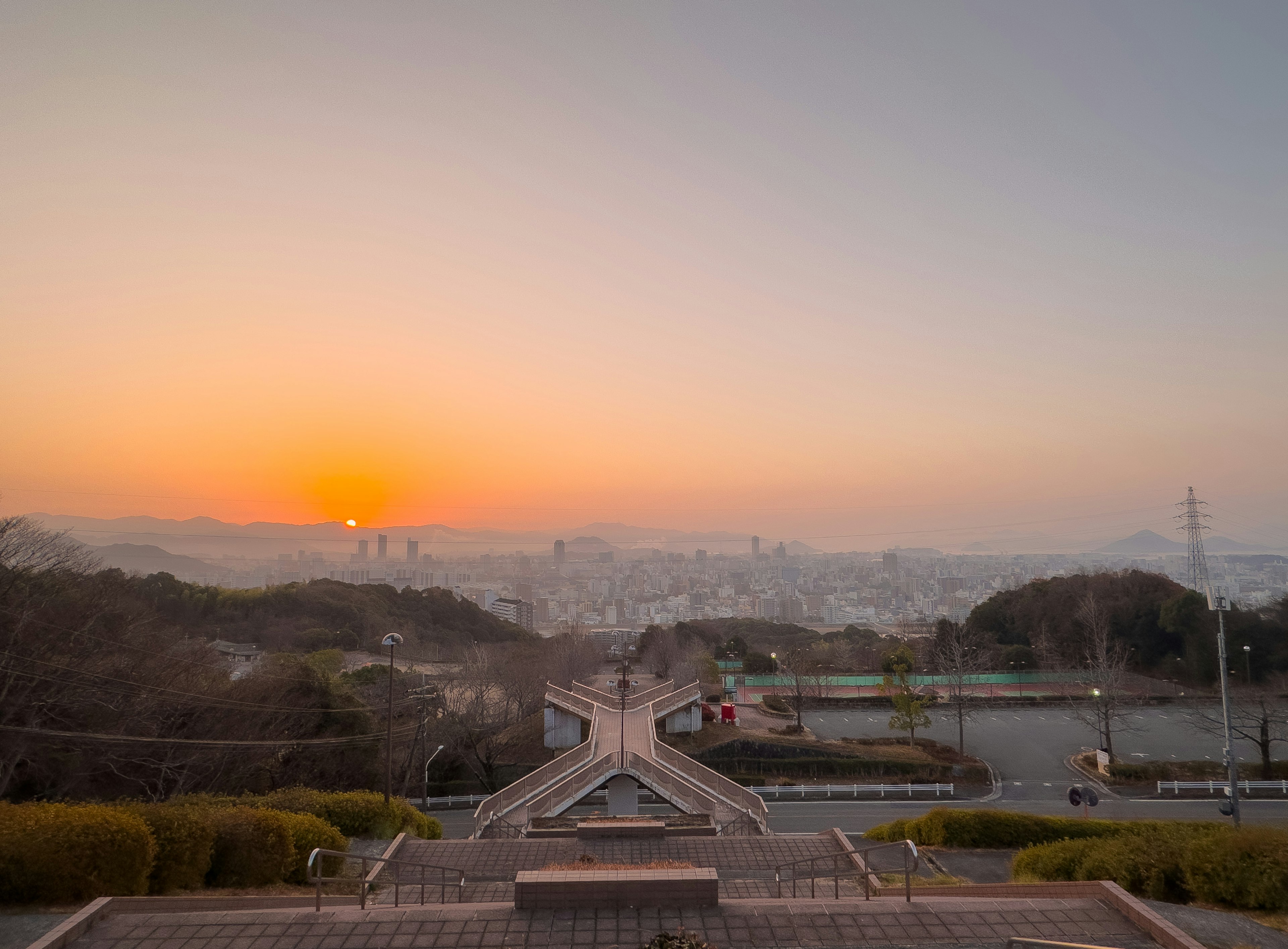 夕日が沈む都市の風景と道路の交差点