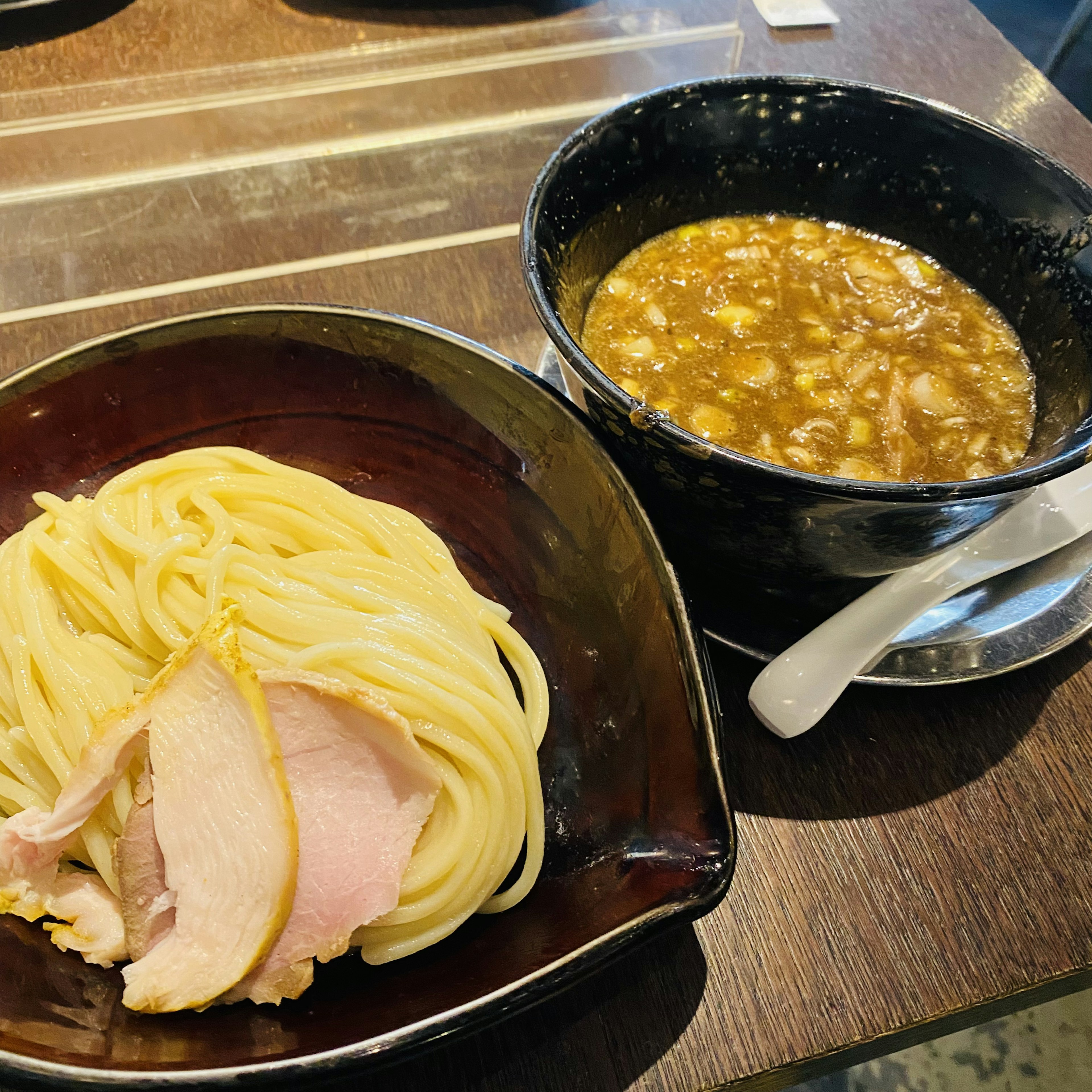 Plato de fideos para mojar con caldo