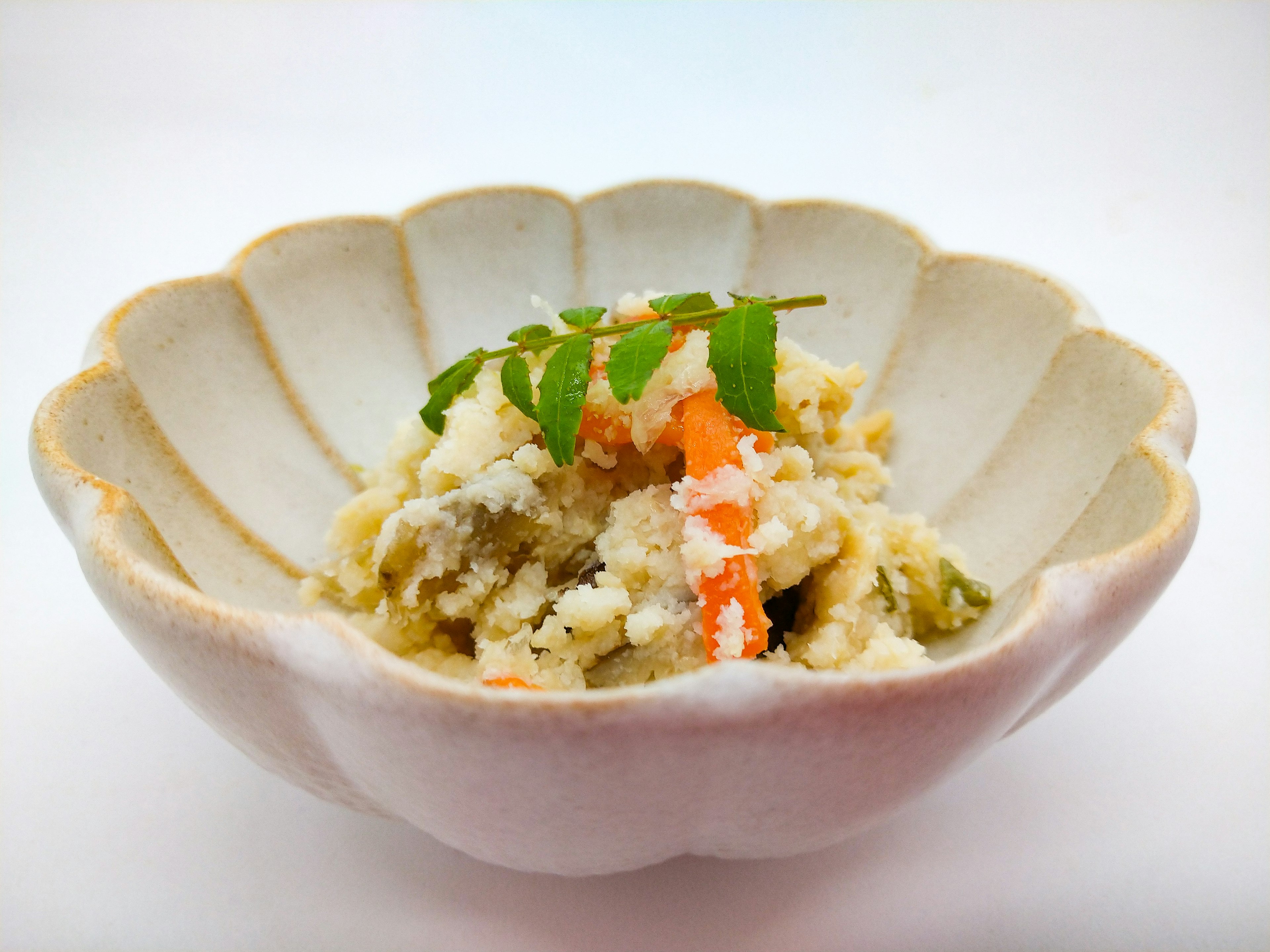 Plato japonés servido en un hermoso tazón en forma de concha con verduras coloridas