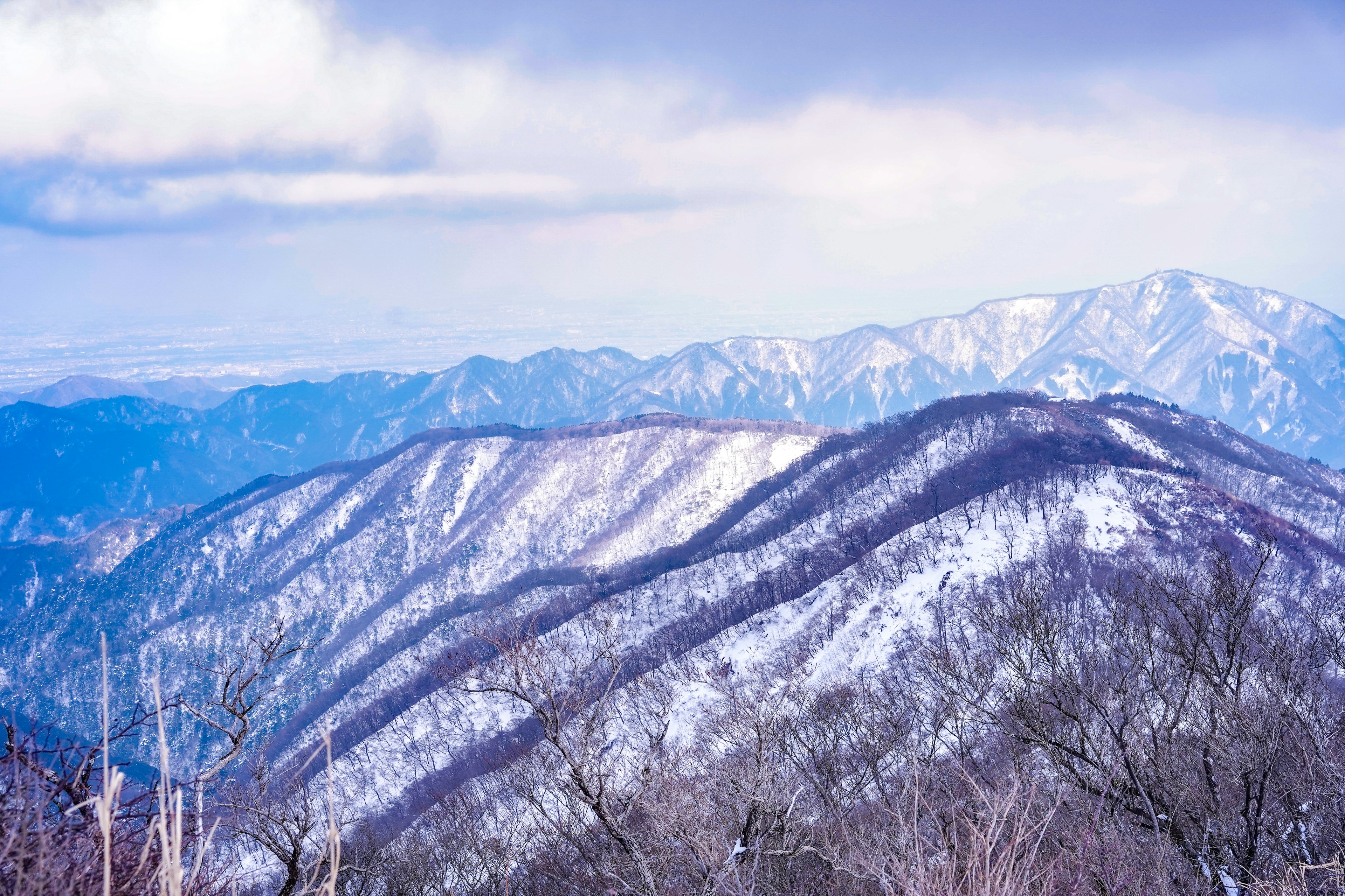 雪に覆われた山々が広がる風景