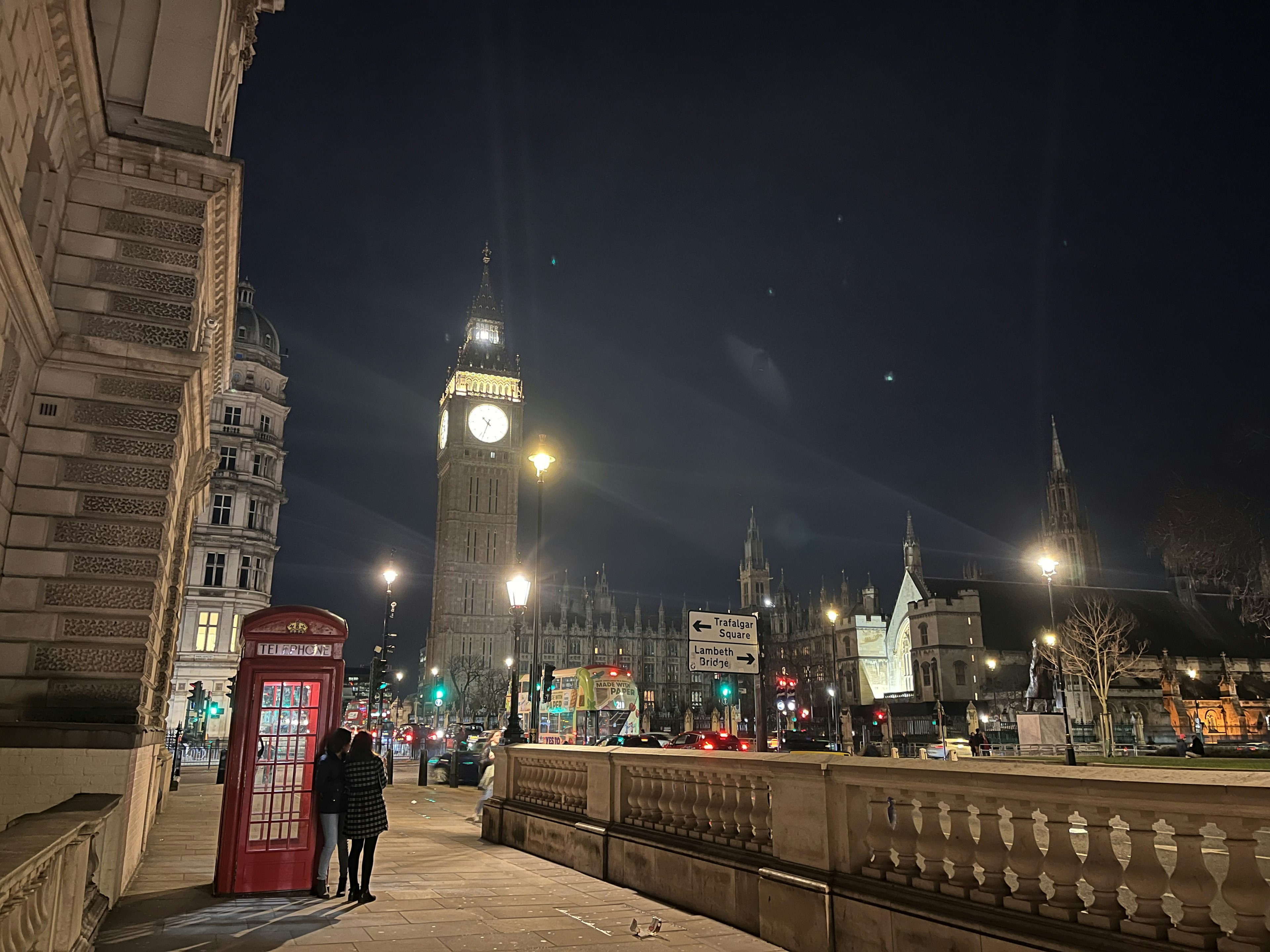 Pemandangan malam Big Ben dan kotak telepon merah di London