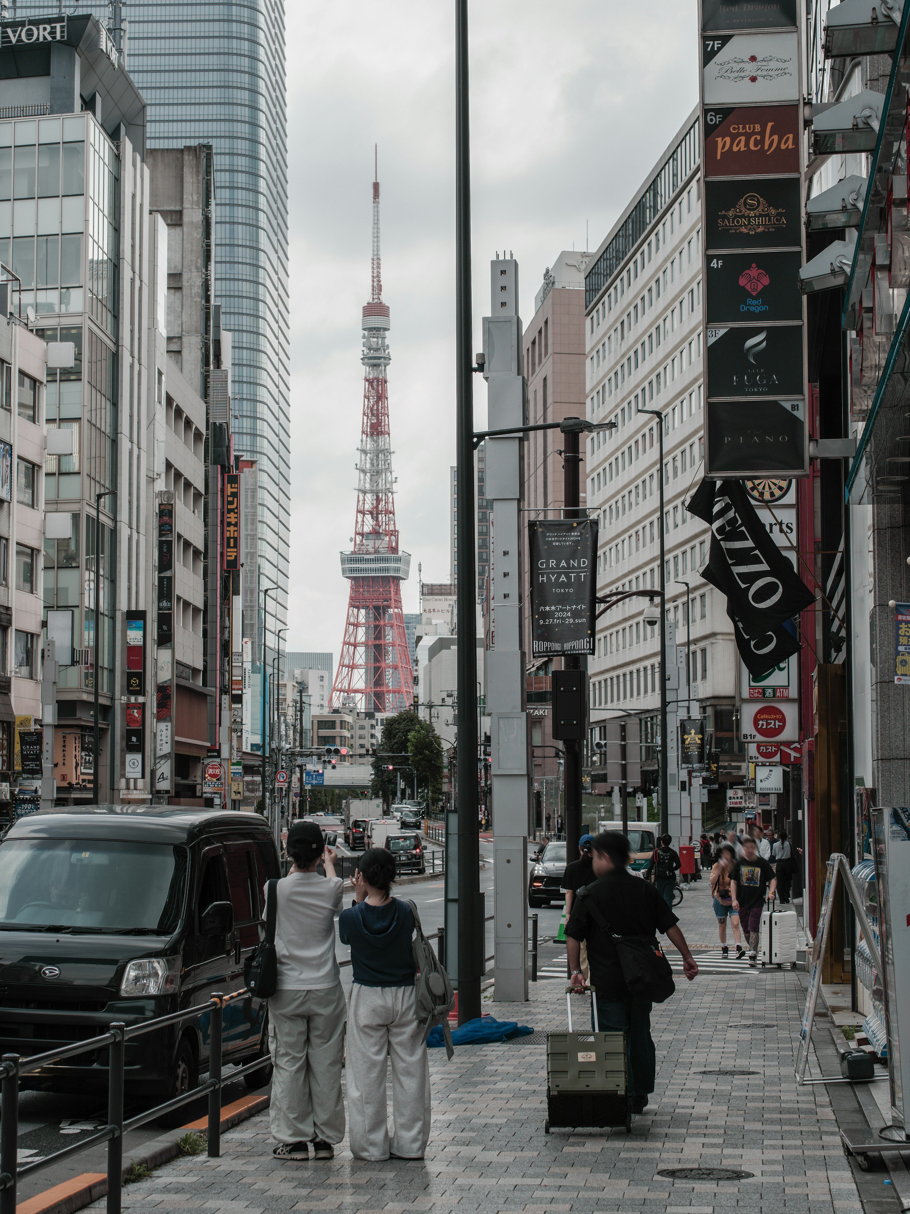 Paisaje urbano animado con la Torre de Tokio al fondo