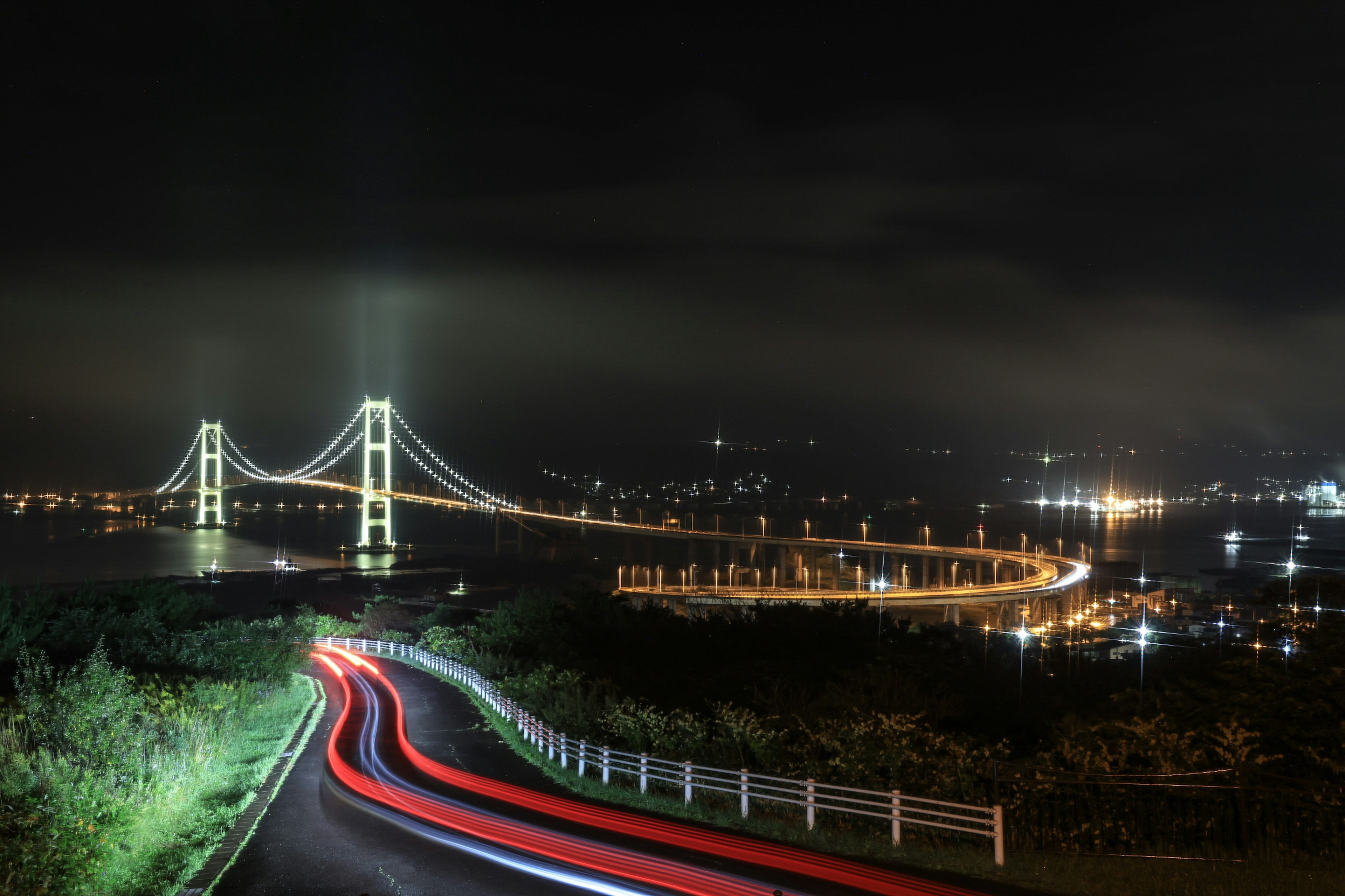 夜間的明石海峽大橋和汽車燈光軌跡