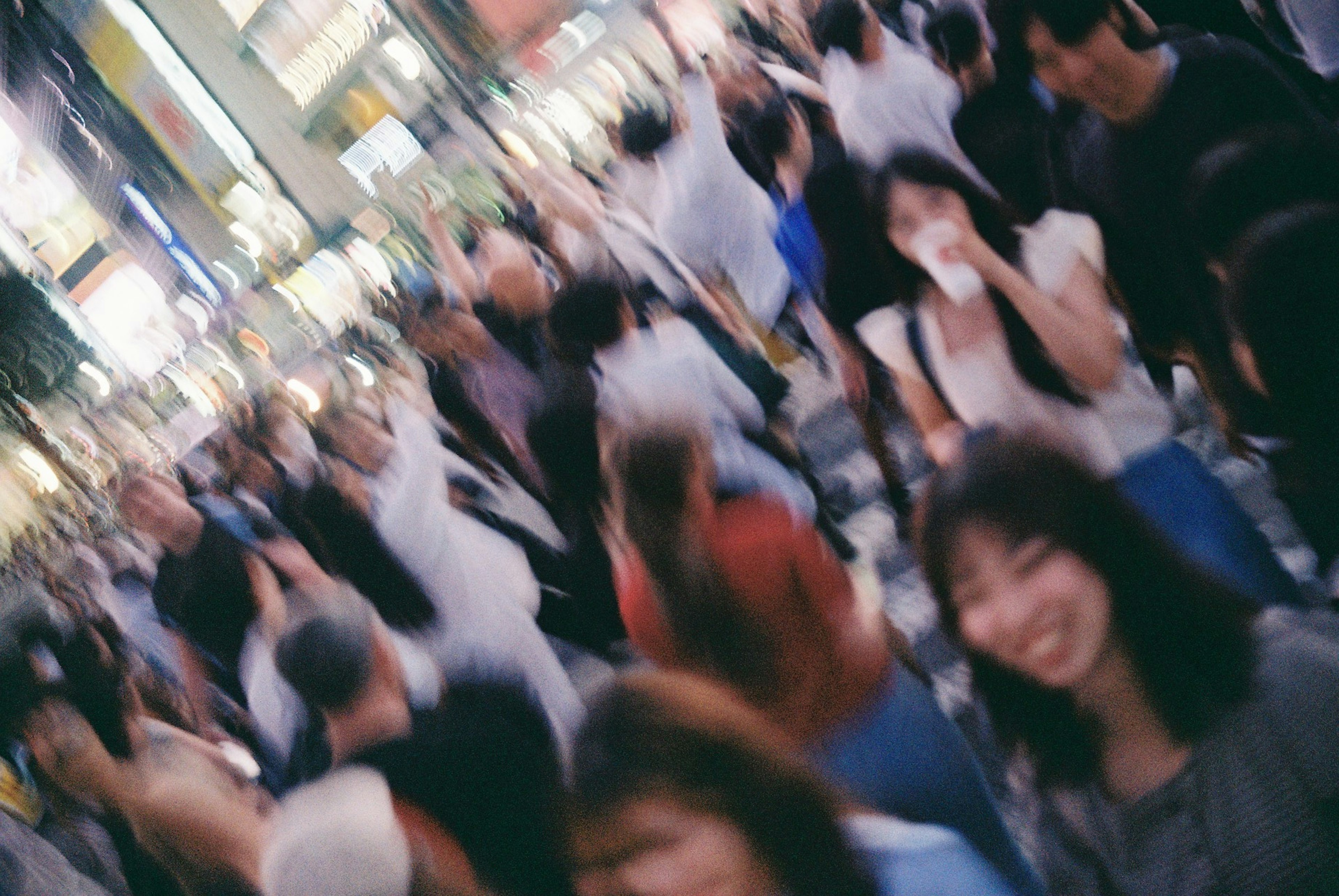 Menschenmenge auf einer belebten Straße in Tokio mit lächelnder Frau