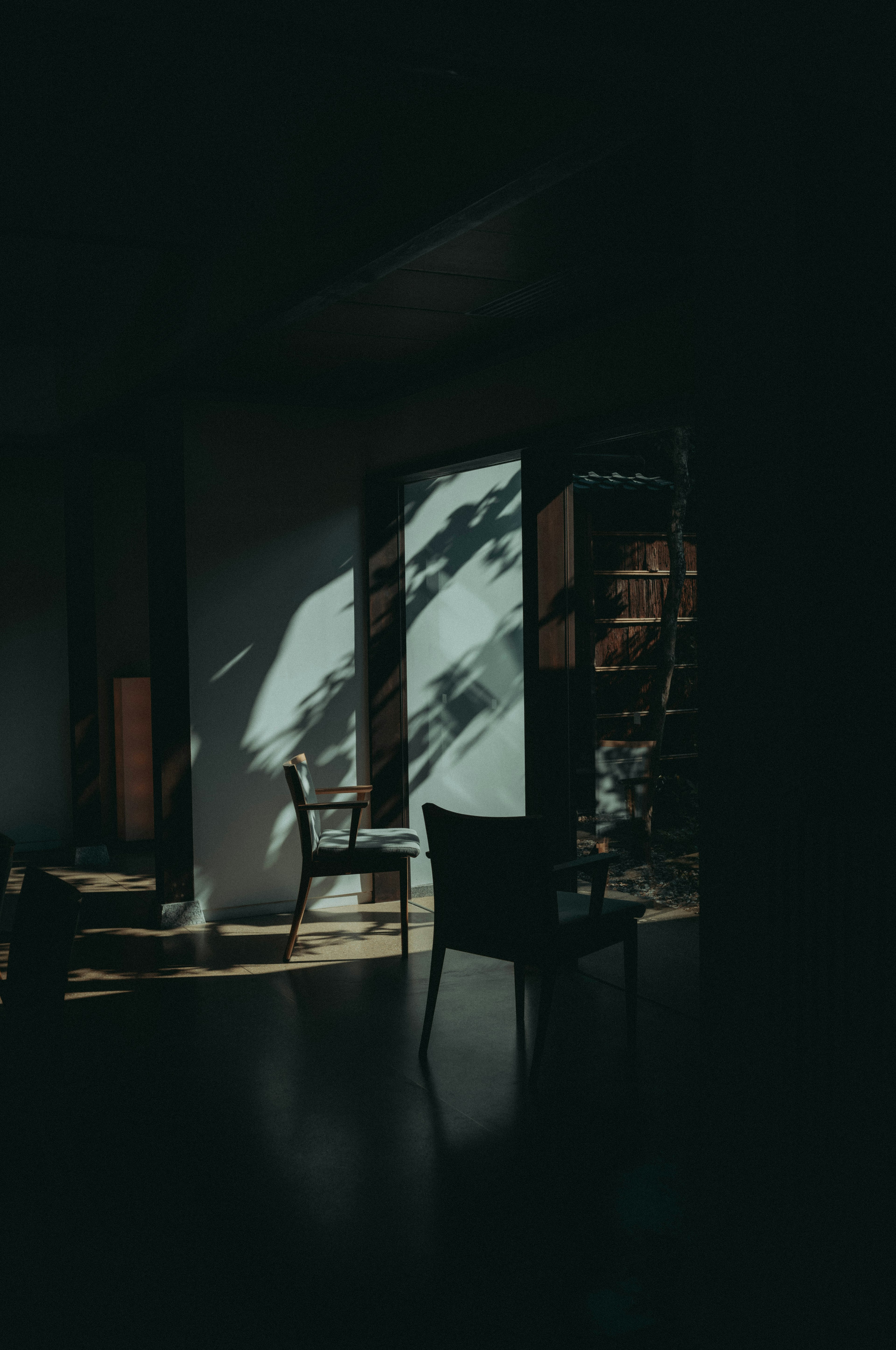 Silhouette de chaises avec des ombres dans une pièce sombre