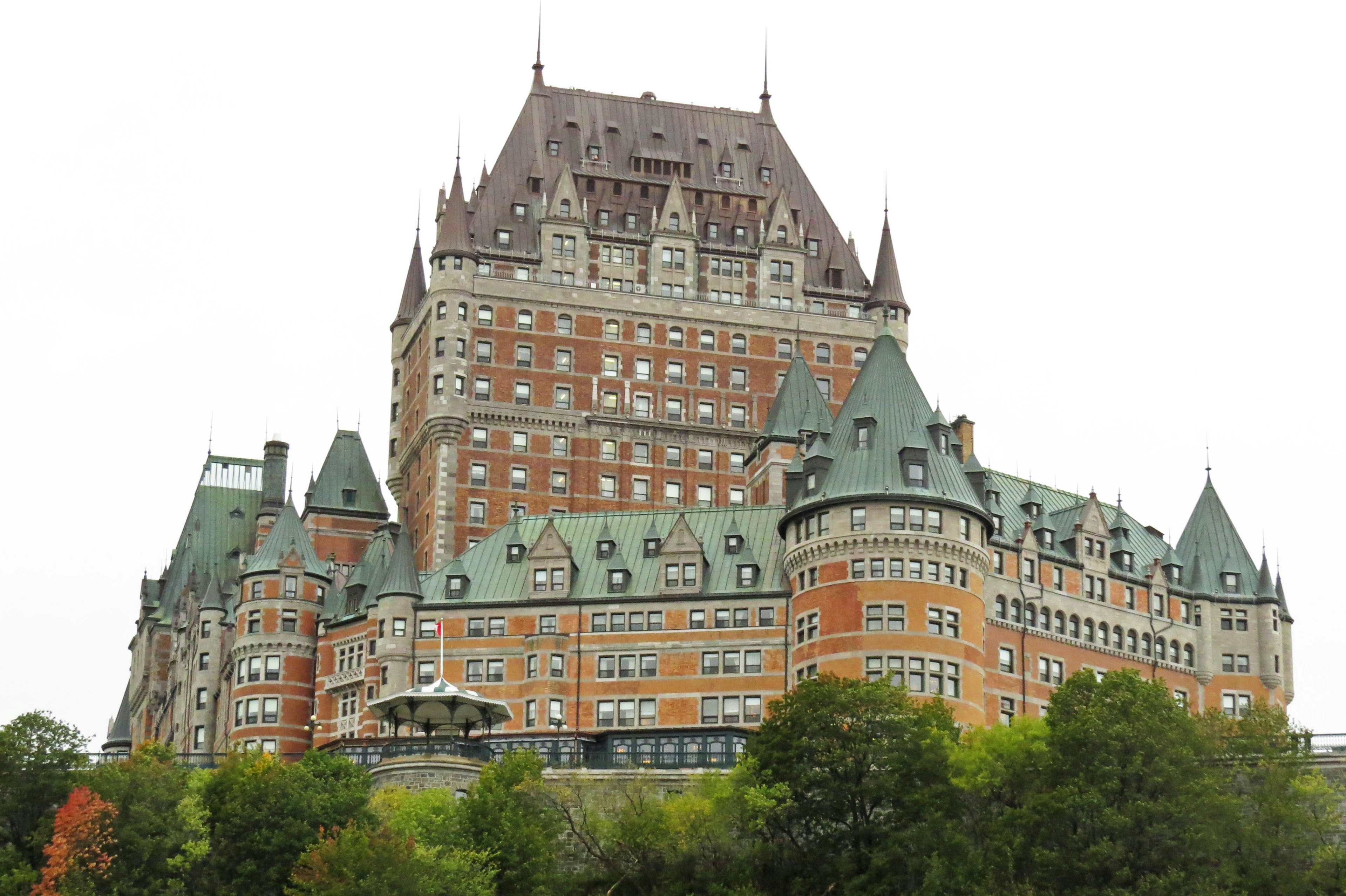 มุมมองภายนอกของ Château Frontenac ที่มีสถาปัตยกรรมคลาสสิก