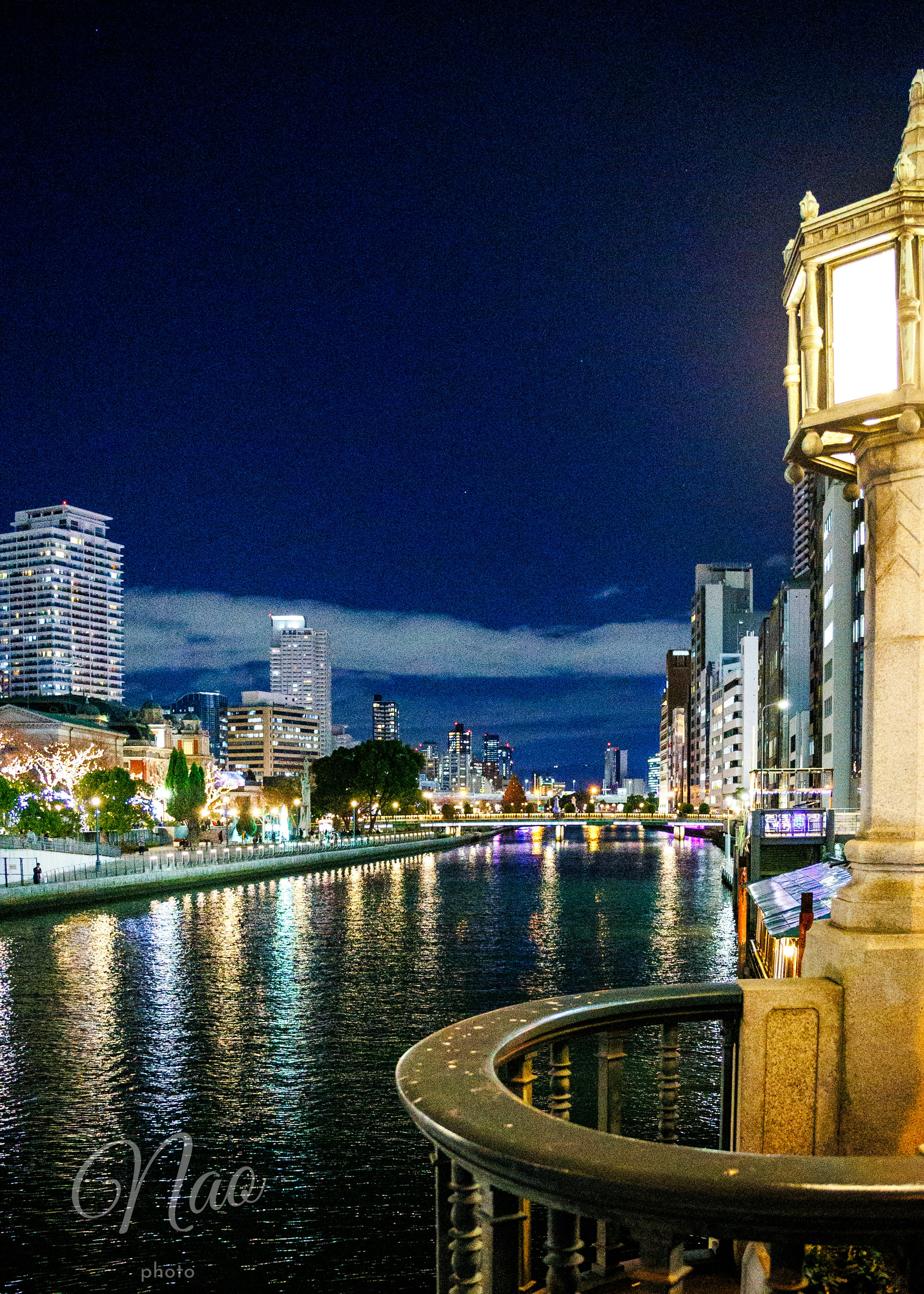 Nächtliche Stadtlandschaft am Fluss mit Lichtern