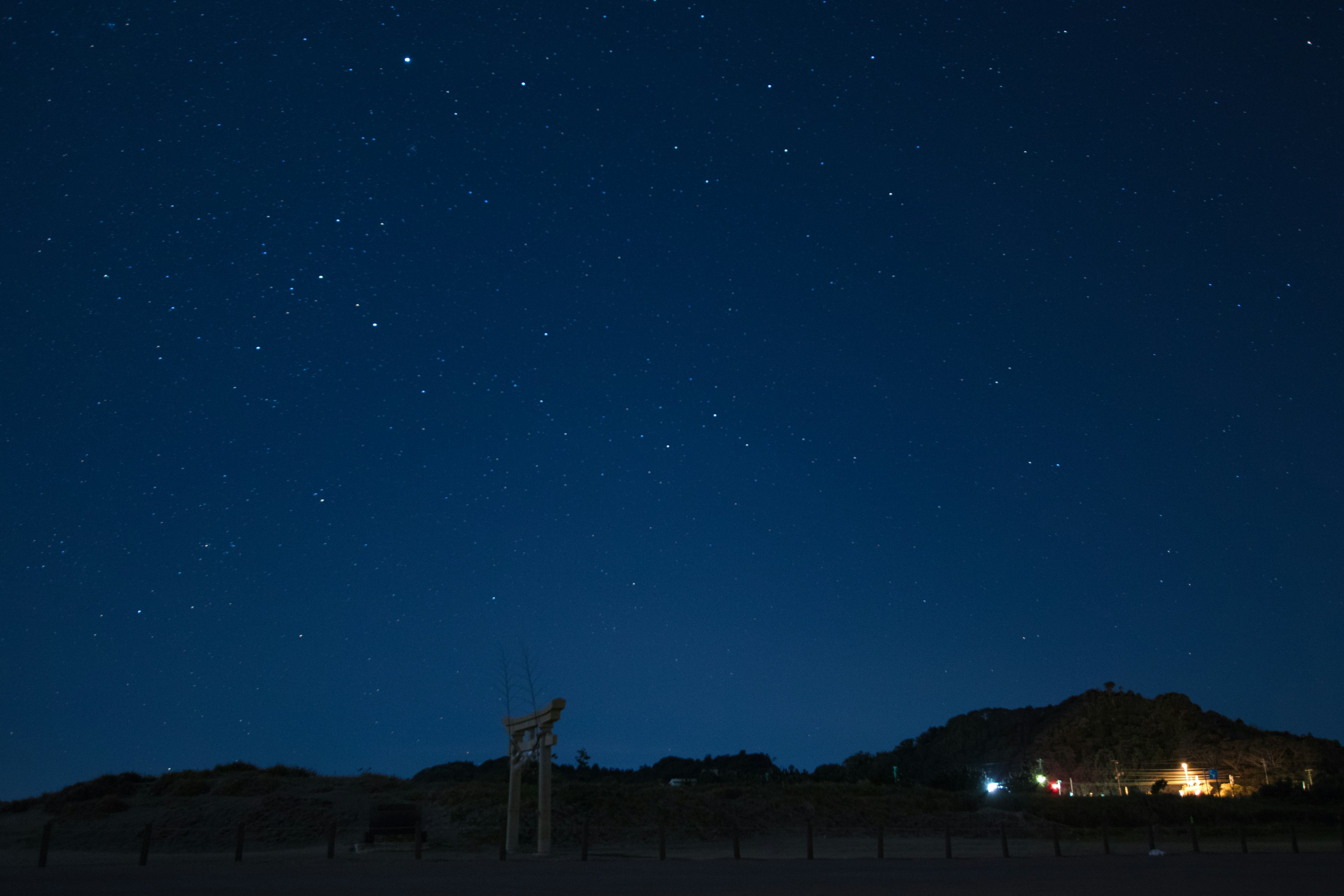 Cielo notturno pieno di stelle e montagne in silhouette