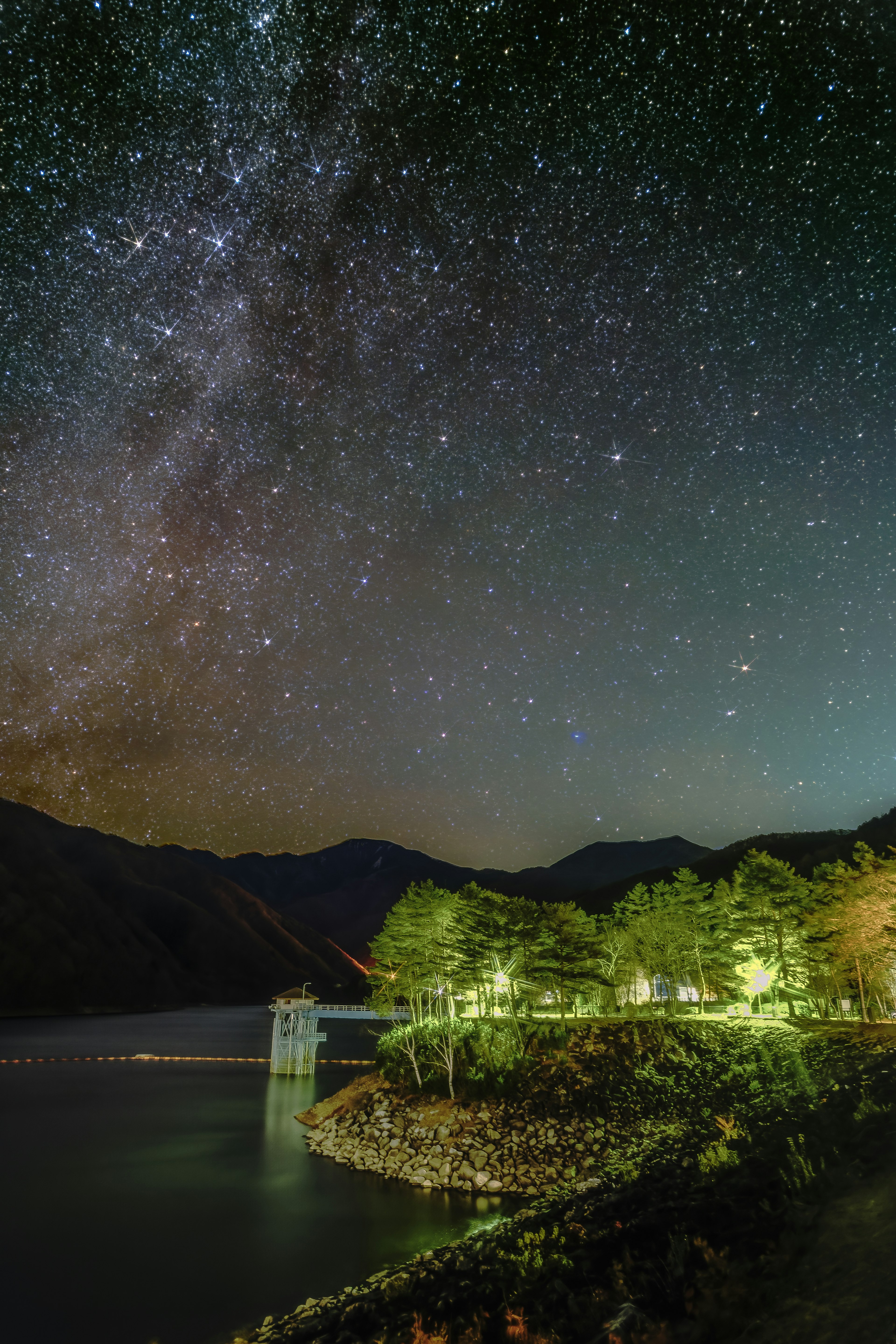 星空と湖の美しい風景 満天の星が輝く夜空