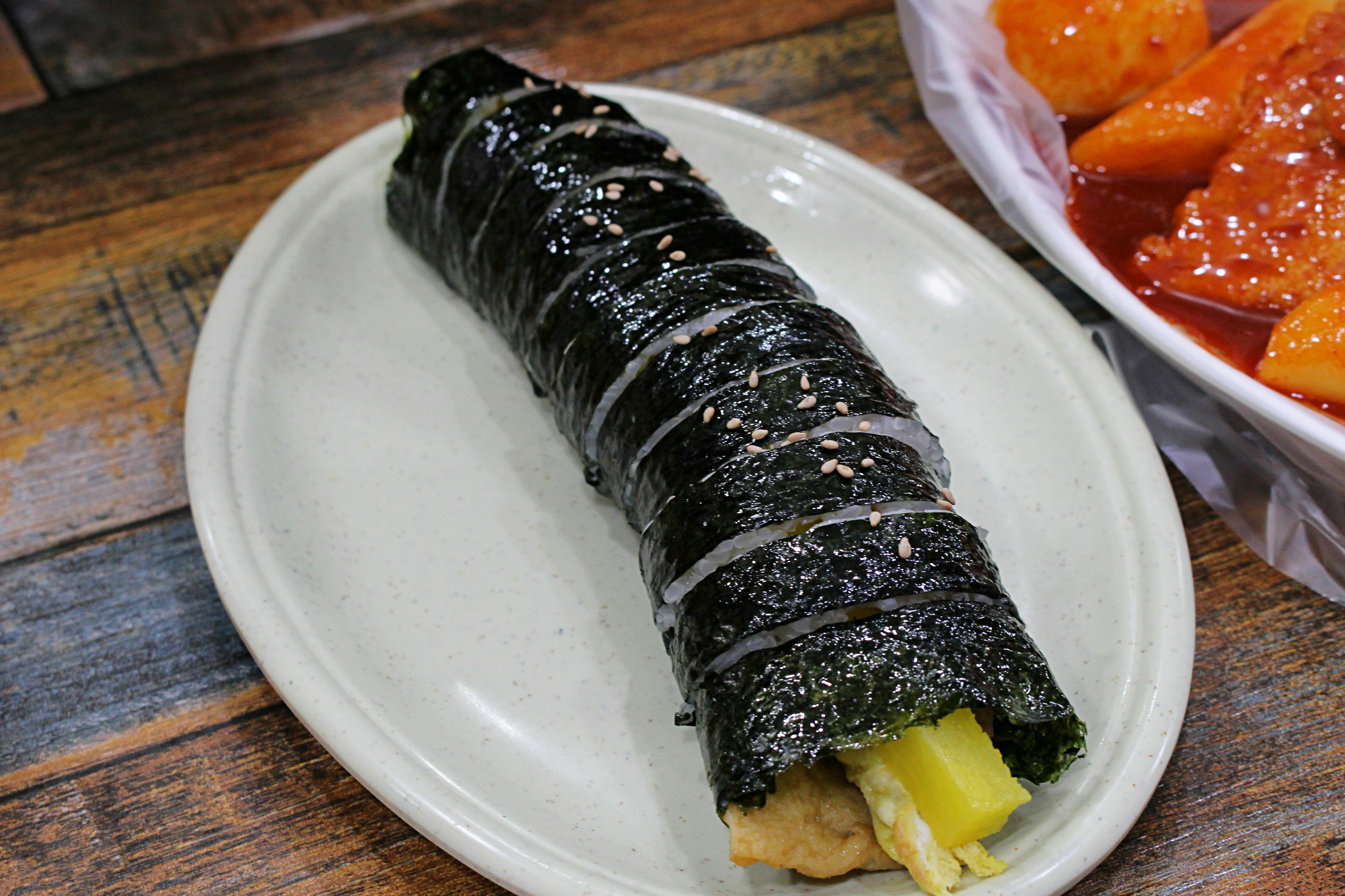 김밥이 해조류로 감싼 접시에 담겨 있다