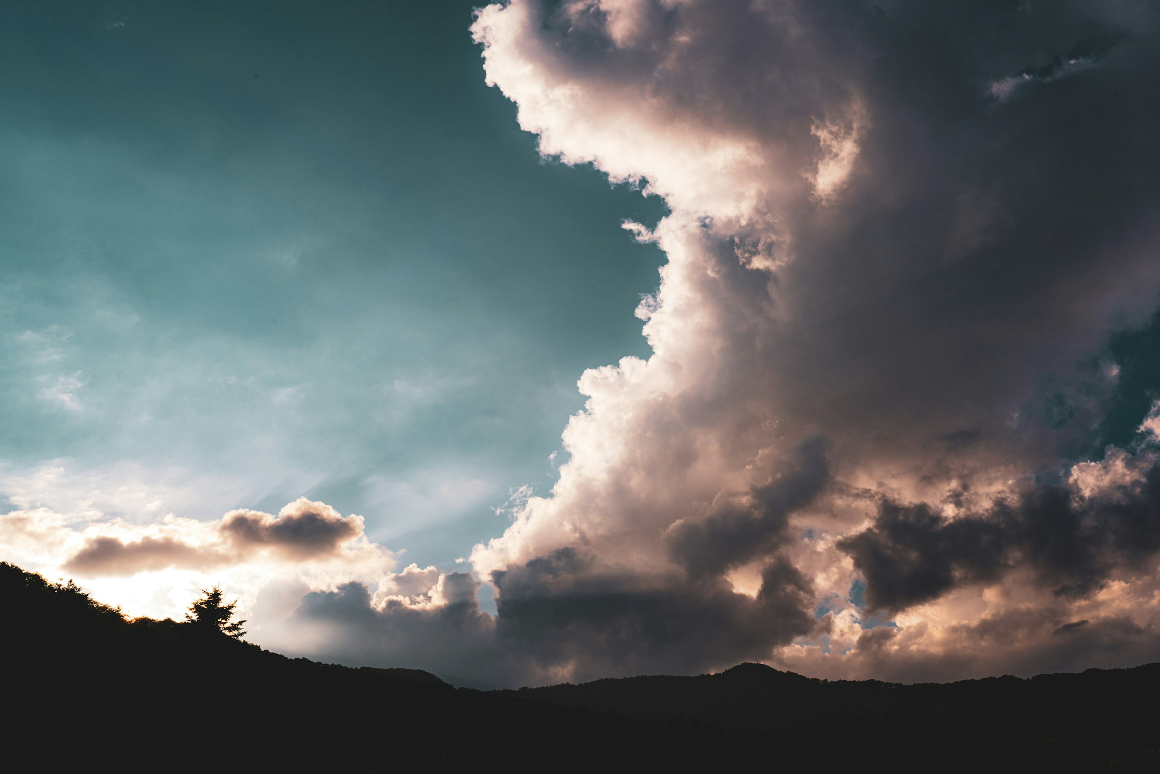 Silueta de nubes contra un cielo azul al atardecer