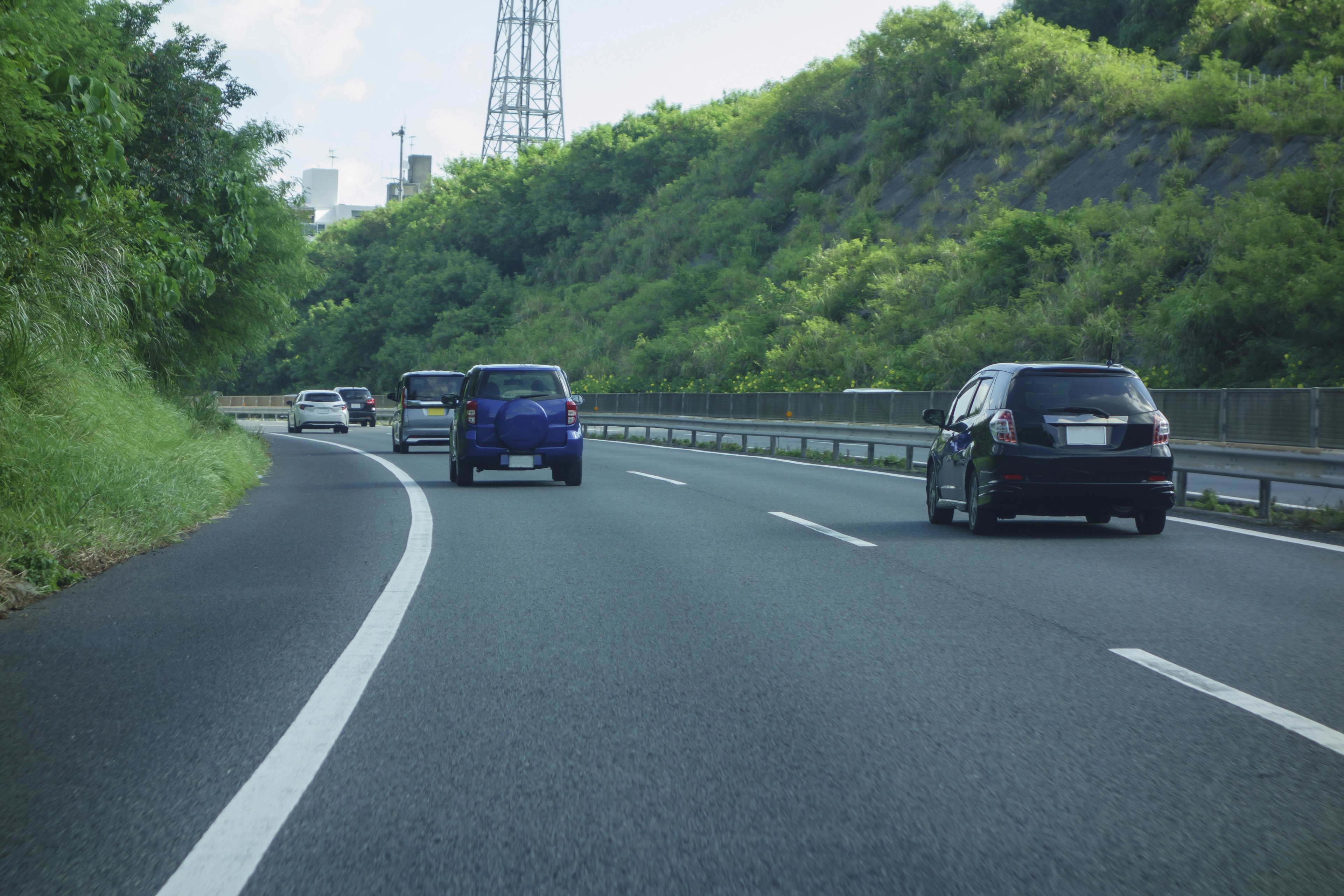 Fahrzeuge auf einer Autobahn umgeben von Grünflächen