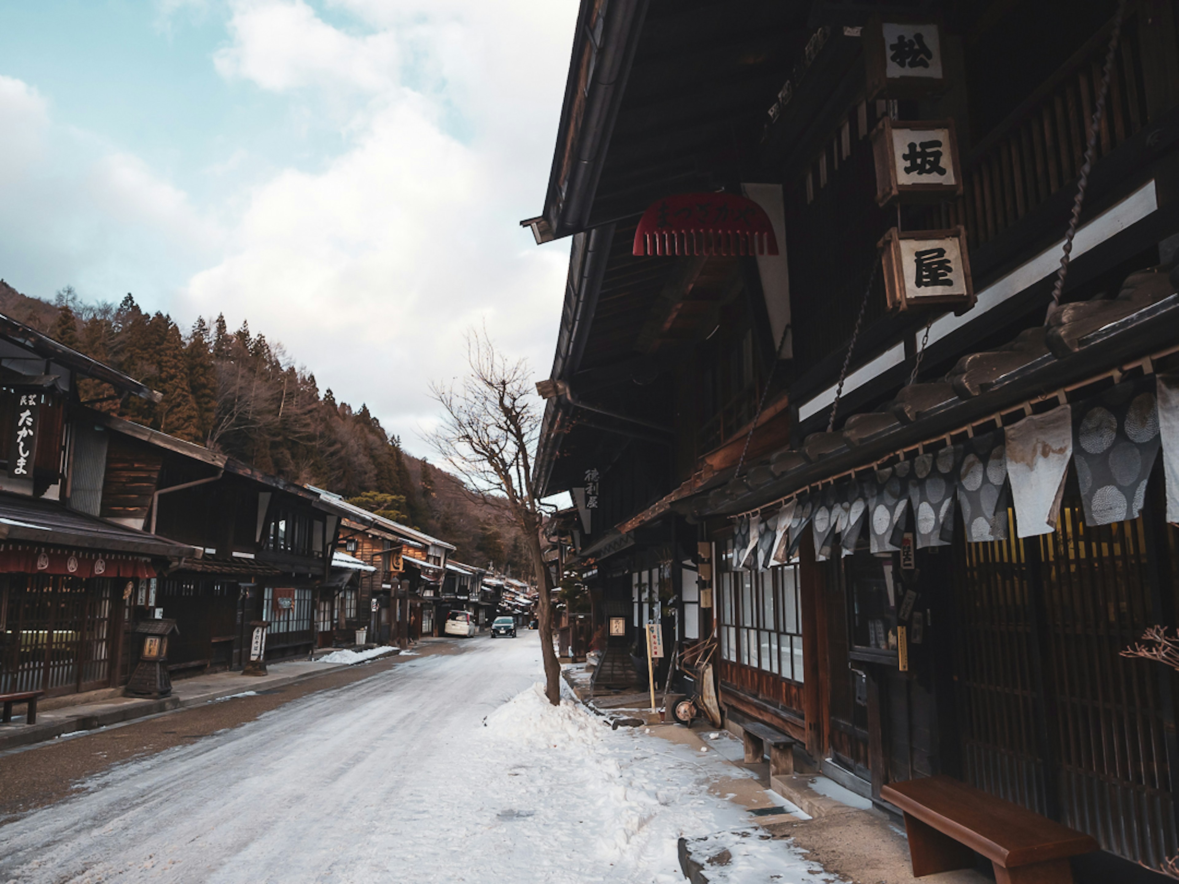 雪覆蓋的街道場景，特色傳統建築和商店