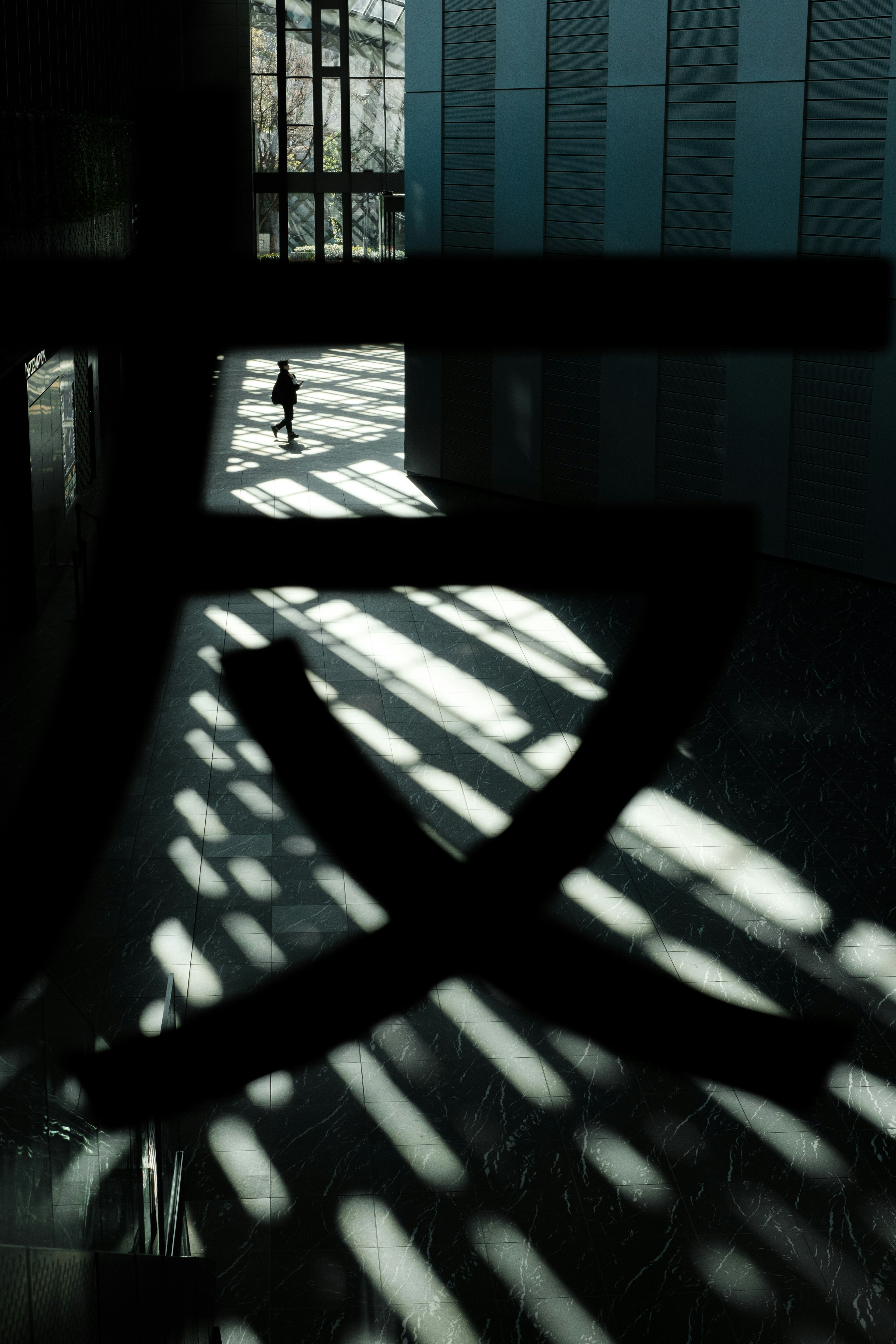 Intérieur d'un espace moderne avec des rayures d'ombre sur le sol