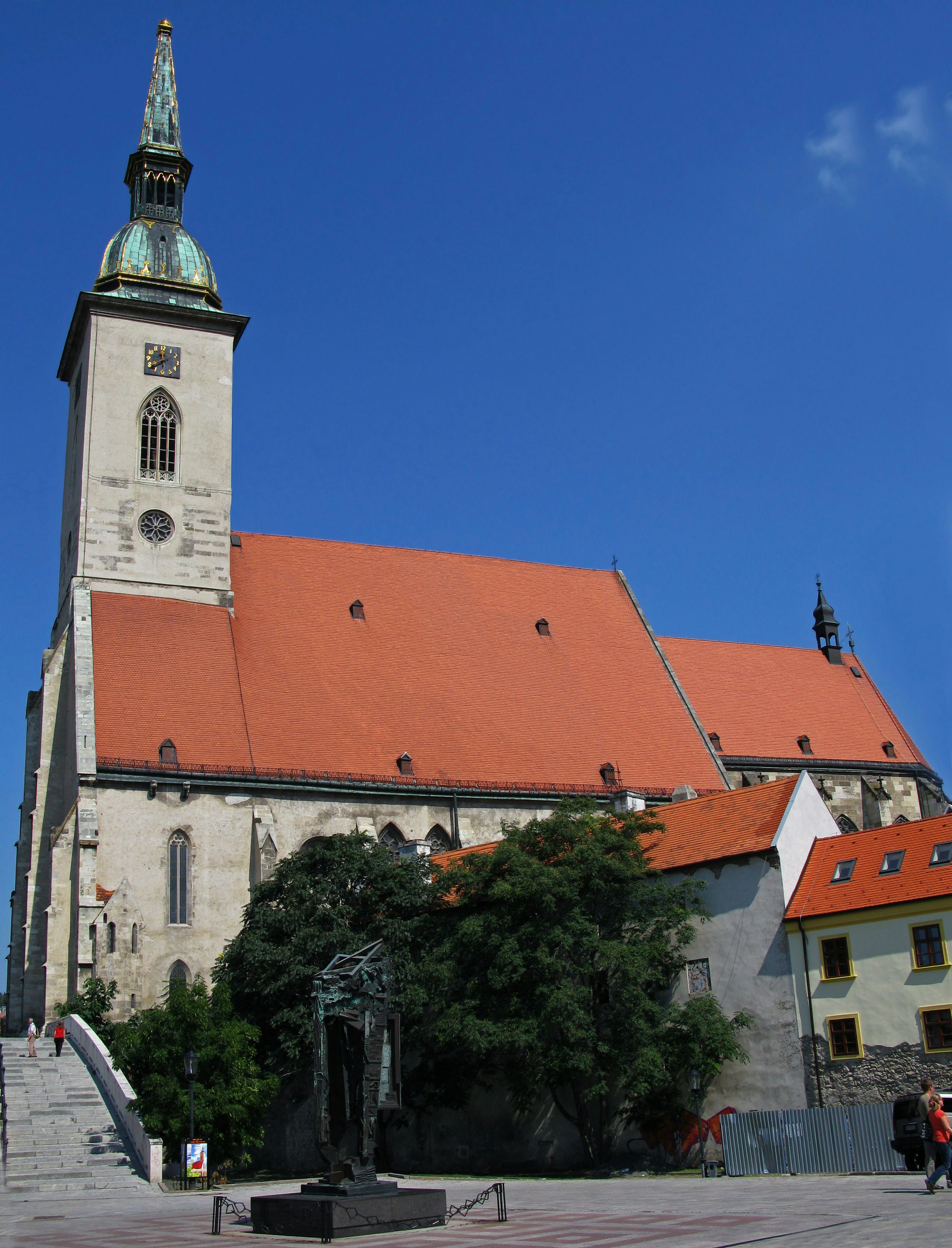 Vue extérieure de la cathédrale Saint-Martin à Bratislava toits orange et grande tour sous un ciel bleu