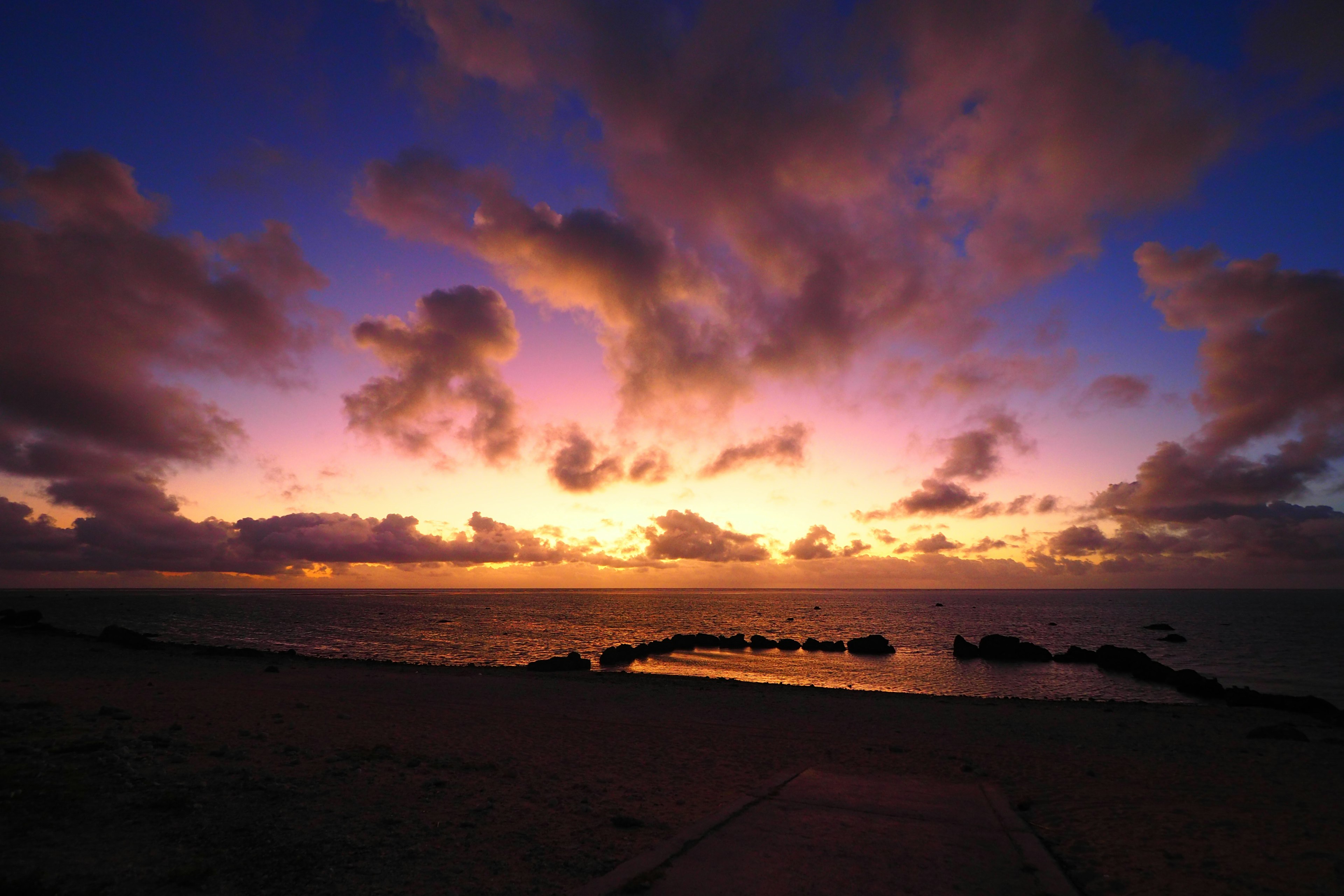 海の夕焼けと雲の美しい風景