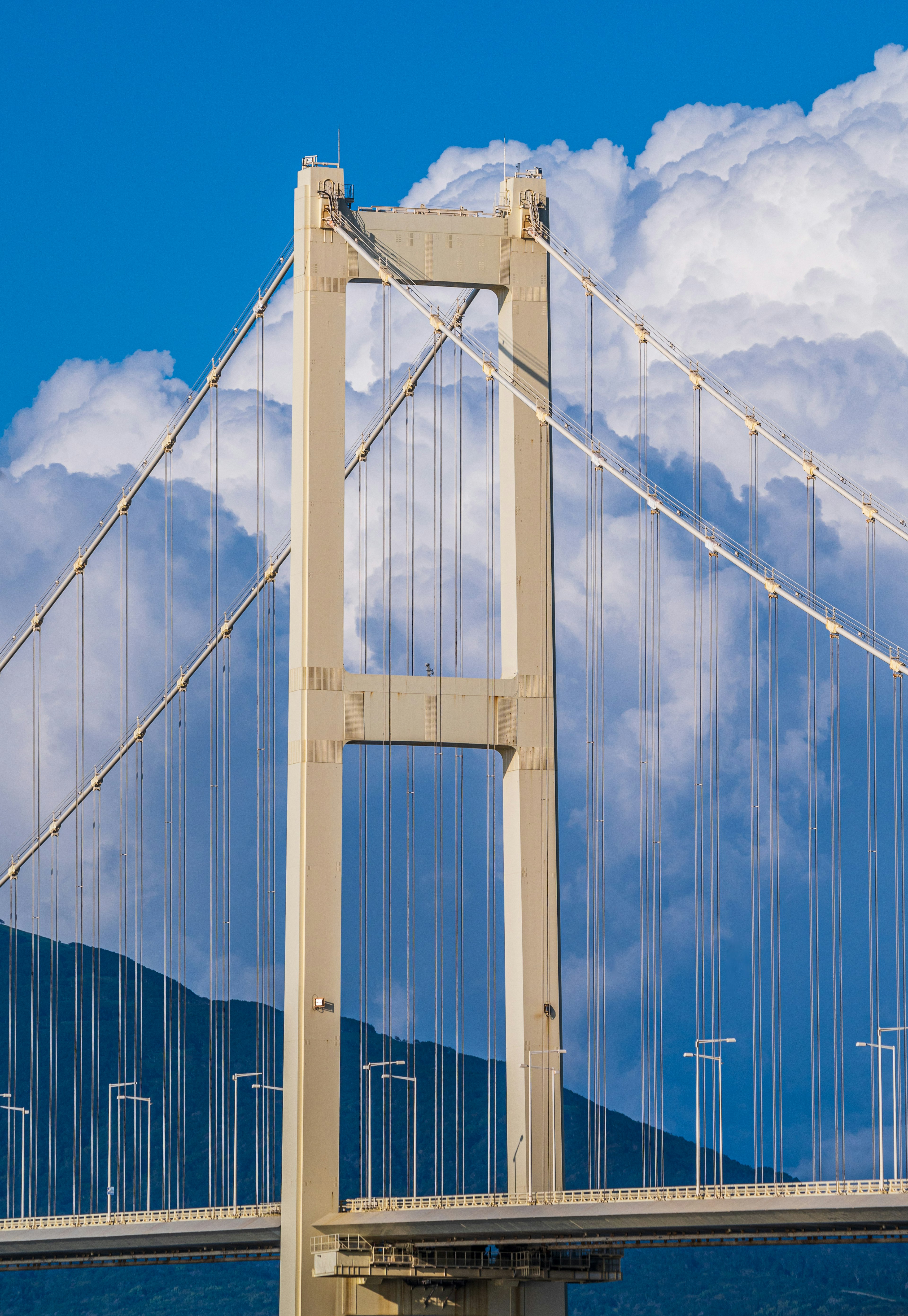 Primo piano di una struttura di ponte con nuvole drammatiche sullo sfondo