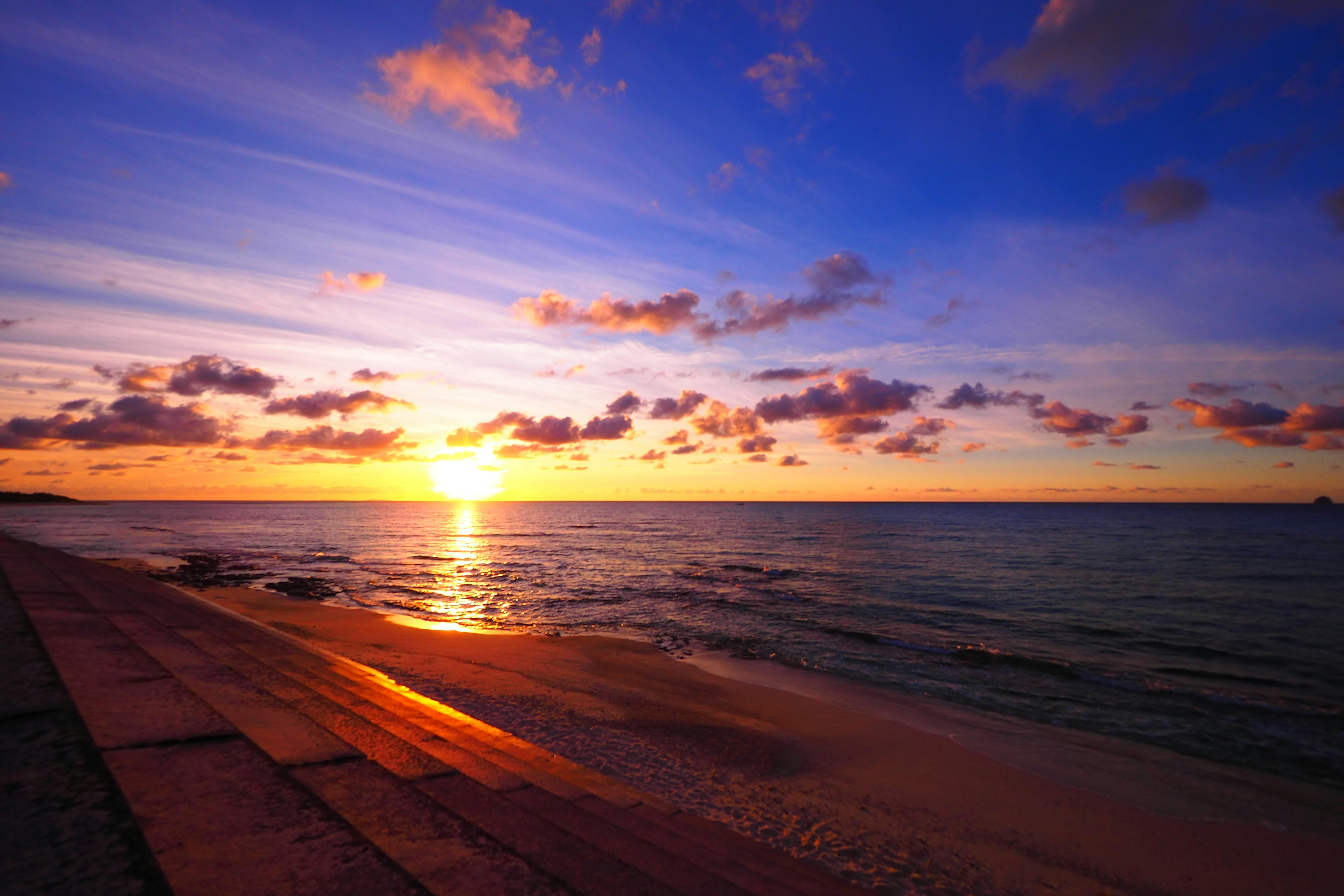 Bellissimo tramonto costiero con il sole che tramonta sull'oceano