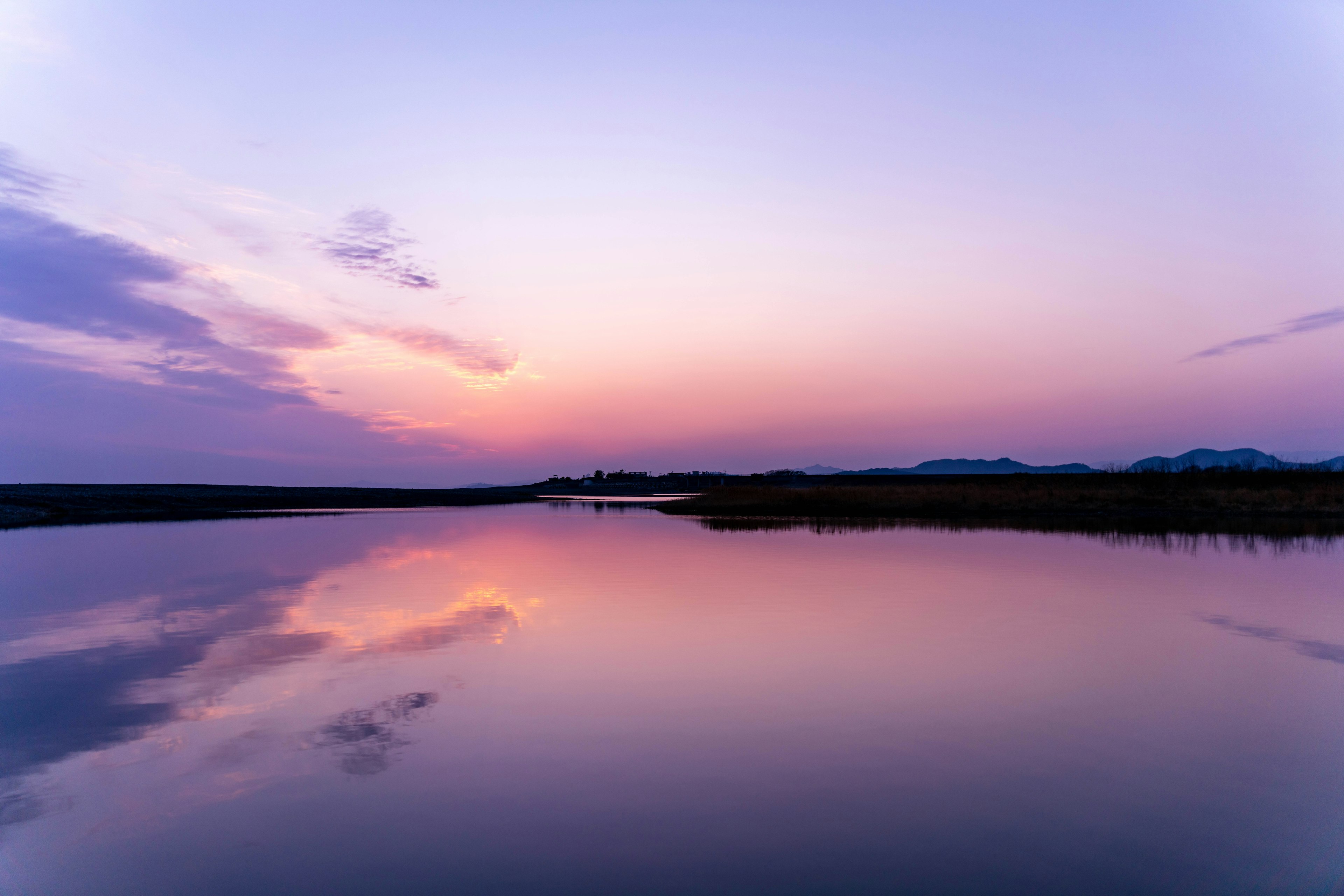 美しい夕焼けの空と静かな水面の反射