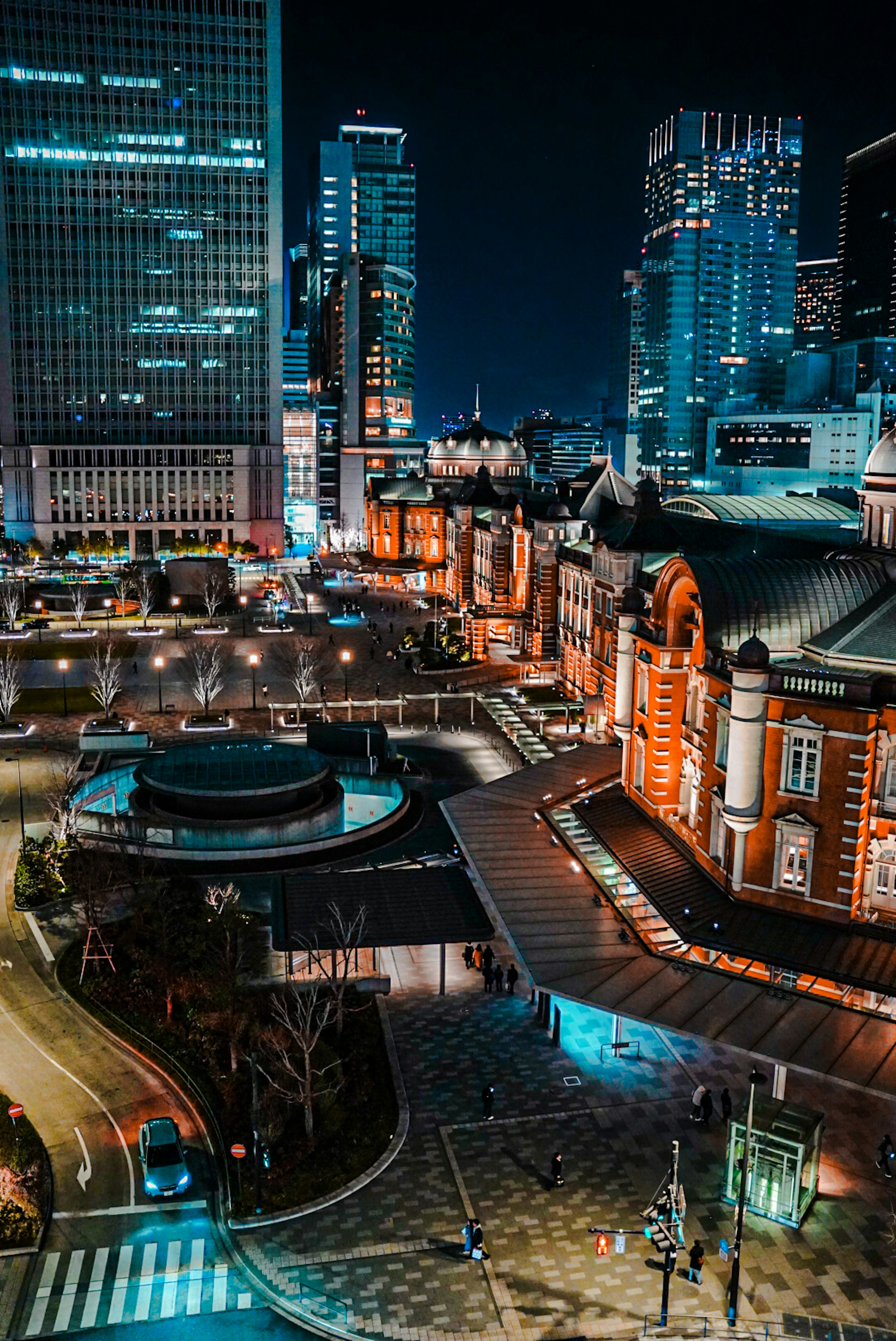 東京駅の夜景と周囲の高層ビル群を映した画像