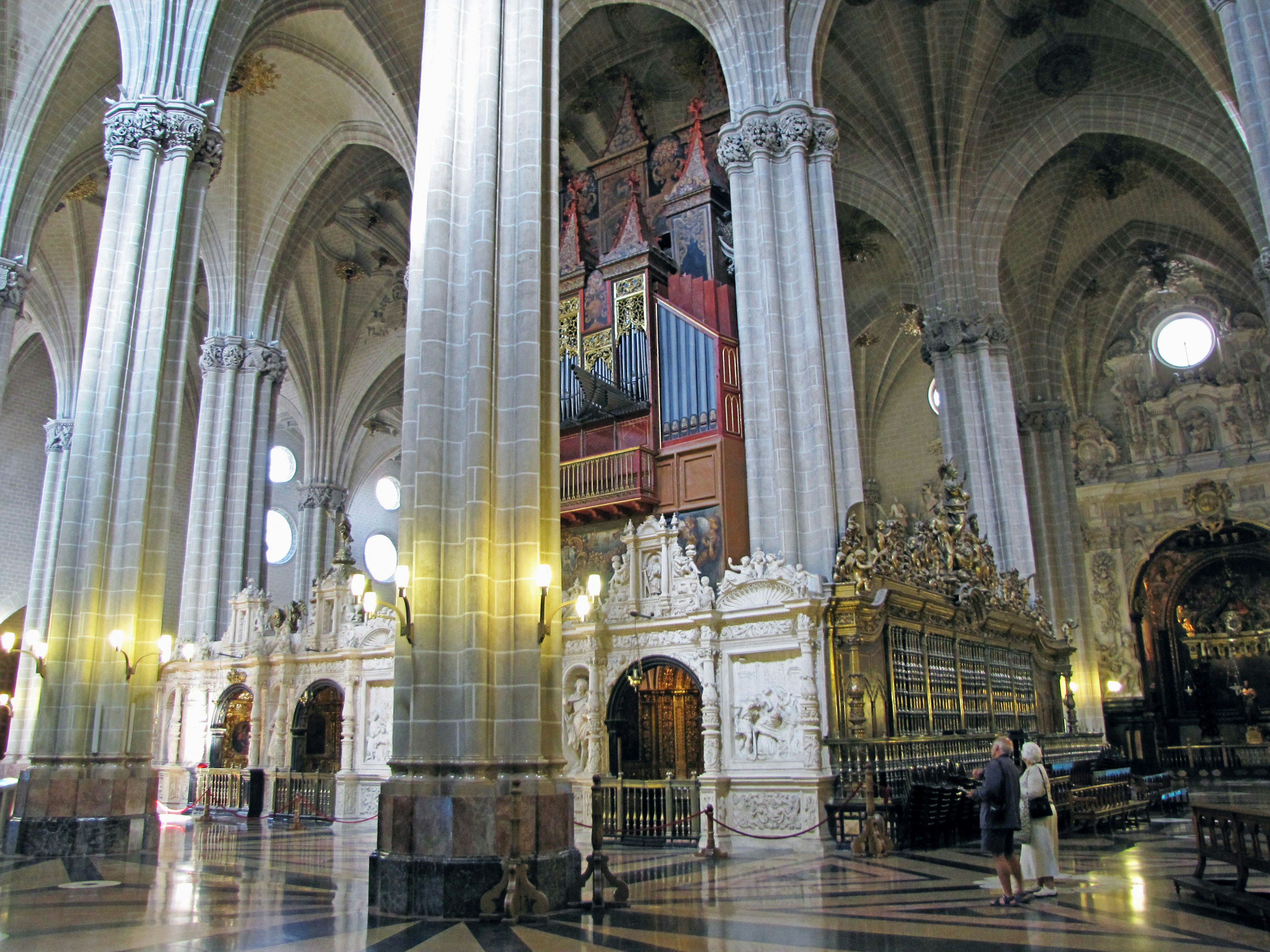 Innenraum einer Kathedrale mit großen Säulen aufwendigen Verzierungen und einer Orgel