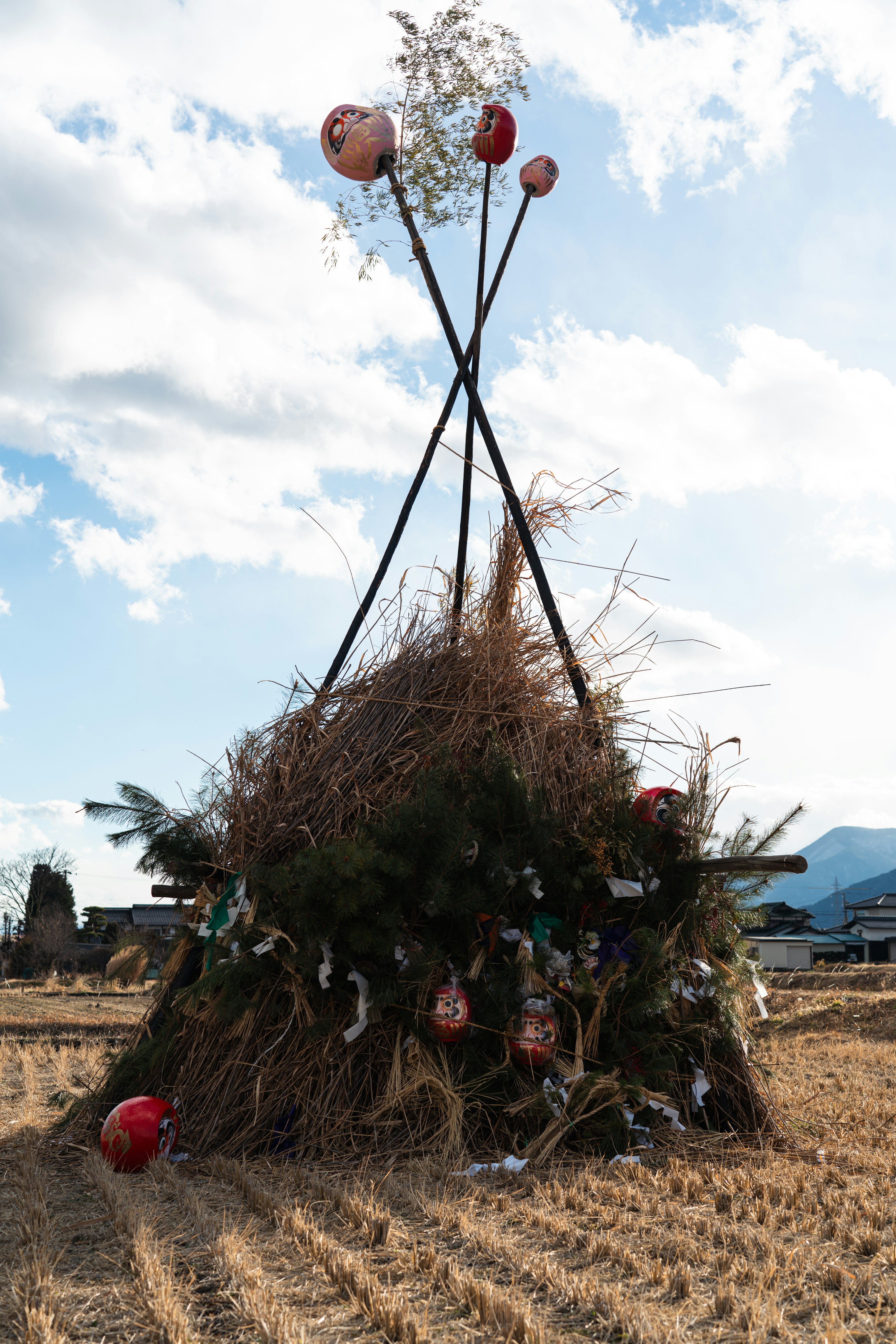 Un montículo decorativo tradicional en un campo de arroz