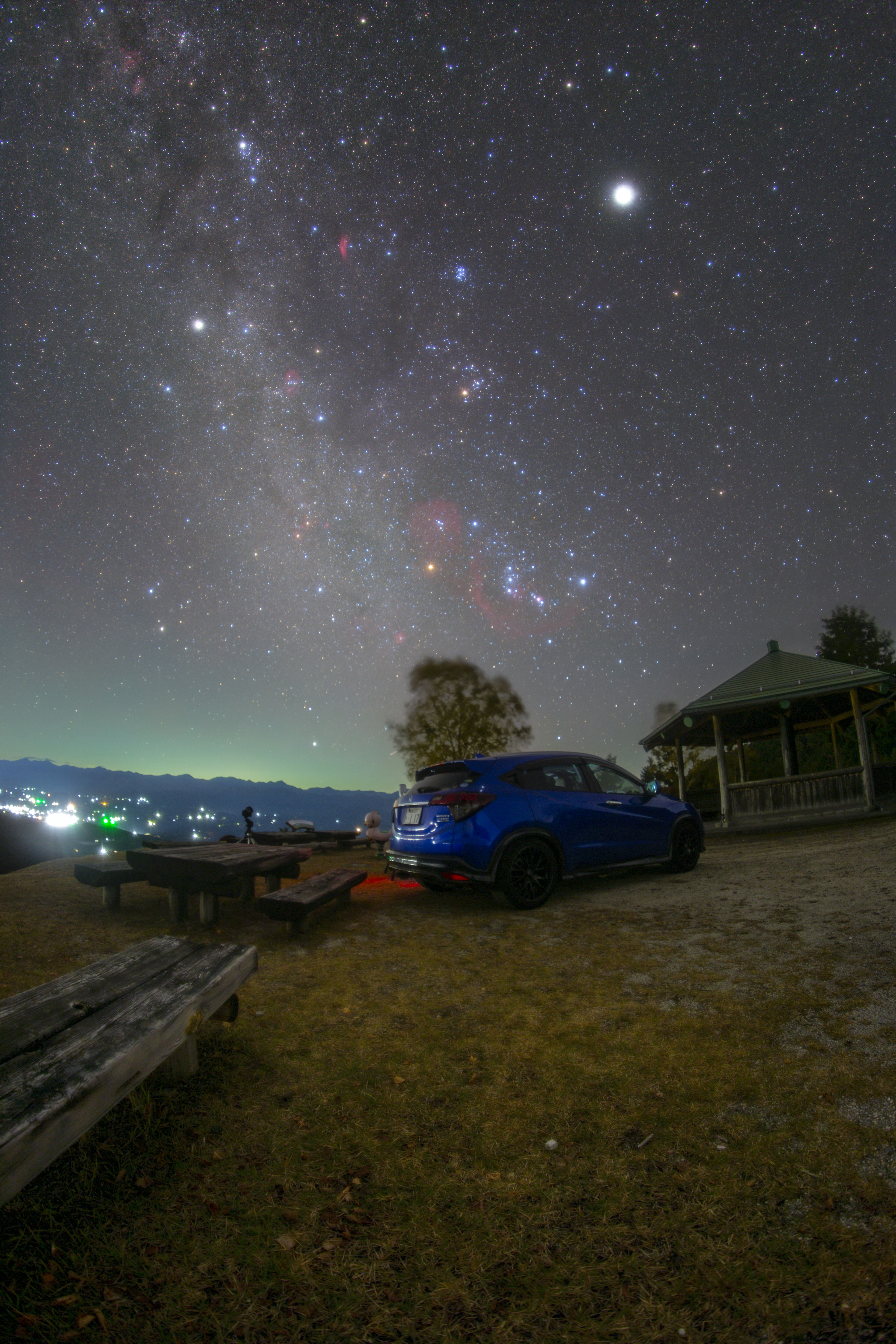 青い車と星空が広がる風景