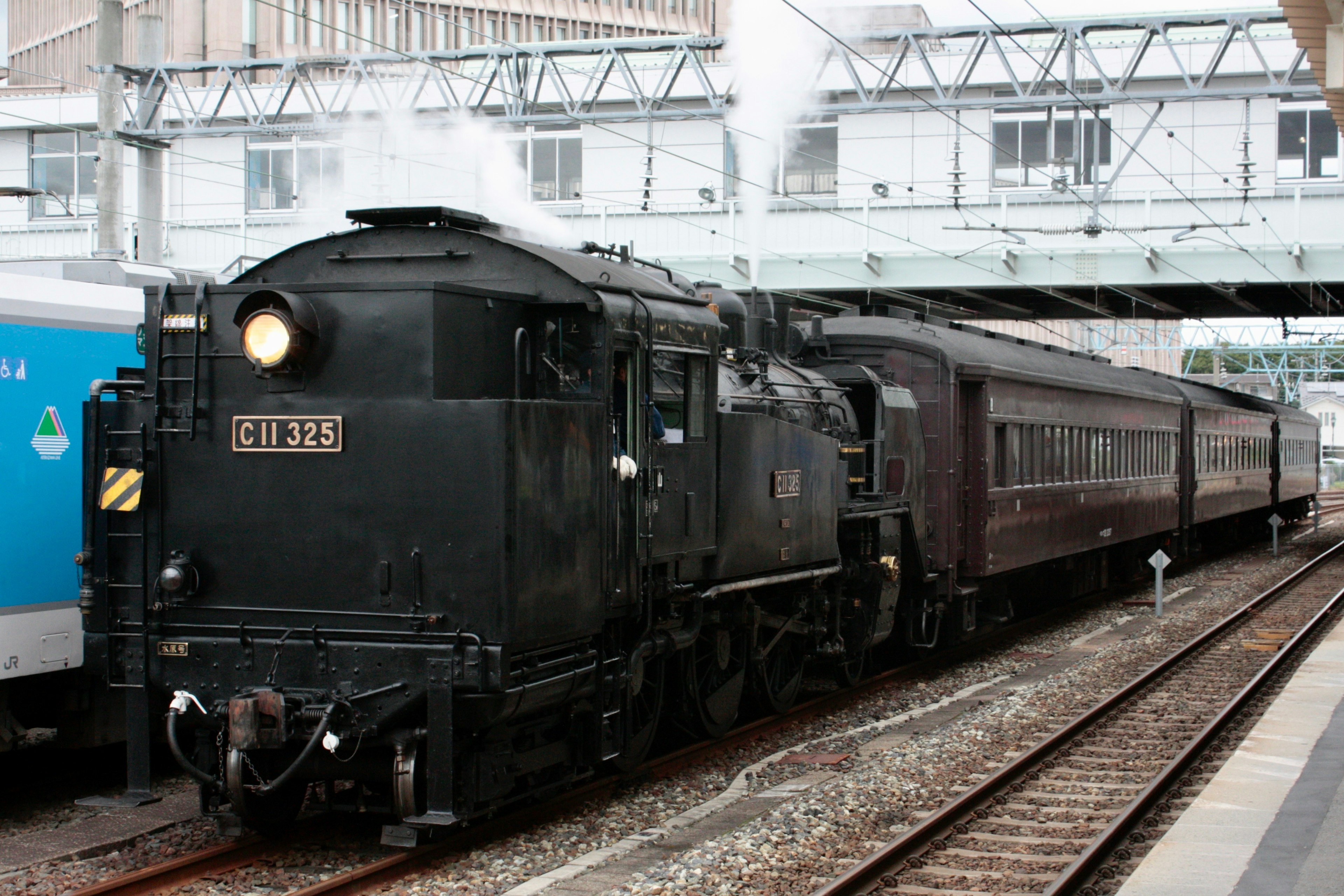 Locomotiva a vapore nera parcheggiata in una stazione