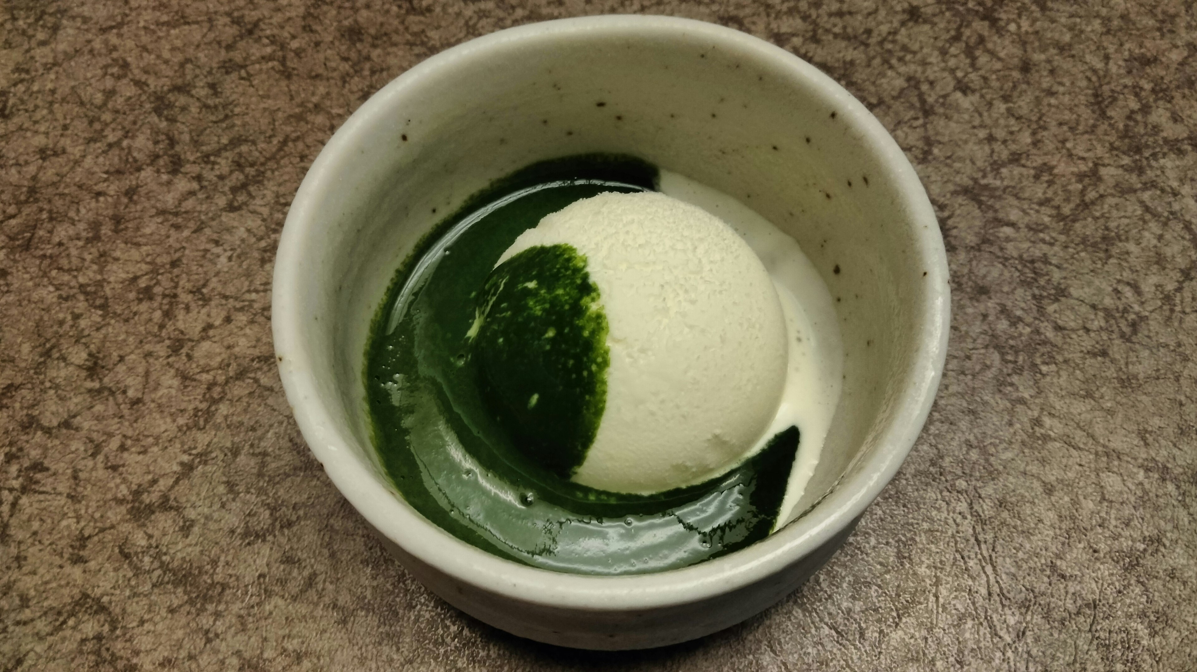 Es krim matcha dan es krim putih disajikan dengan elegan dalam mangkuk