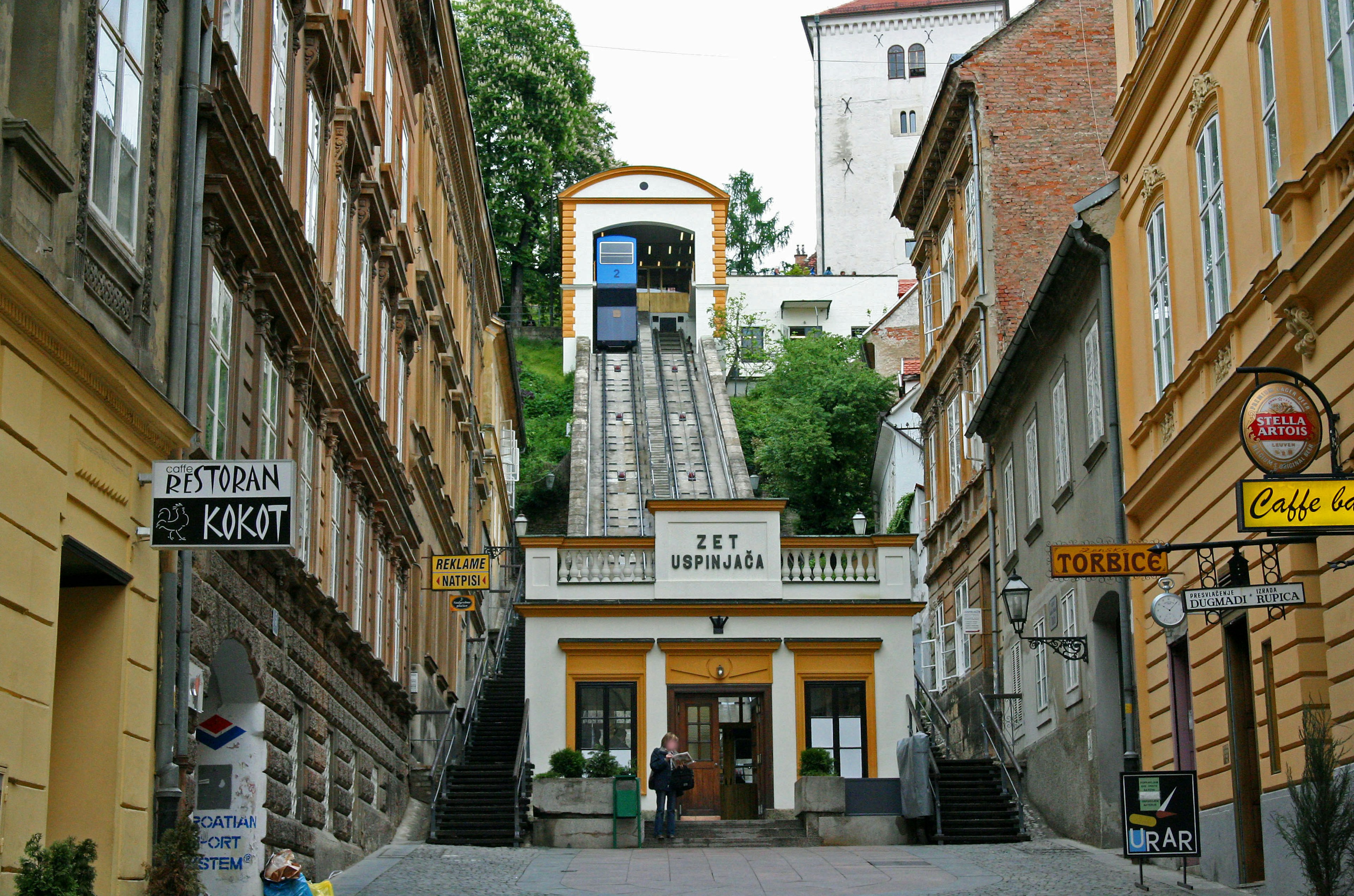 Straßenansicht mit einer steilen Standseilbahn und umliegenden Gebäuden