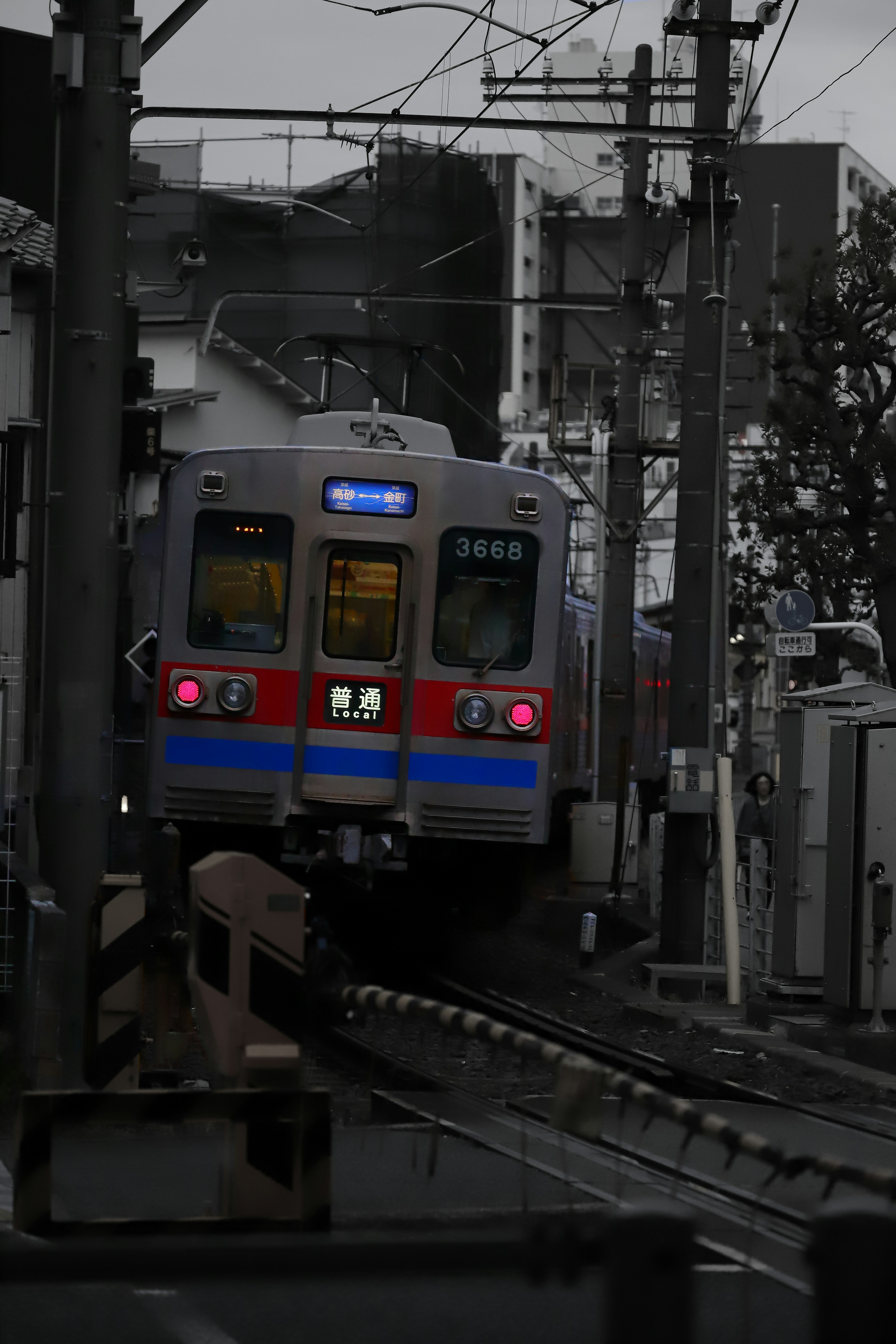 Un tren en Japón viajando por una zona urbana oscura